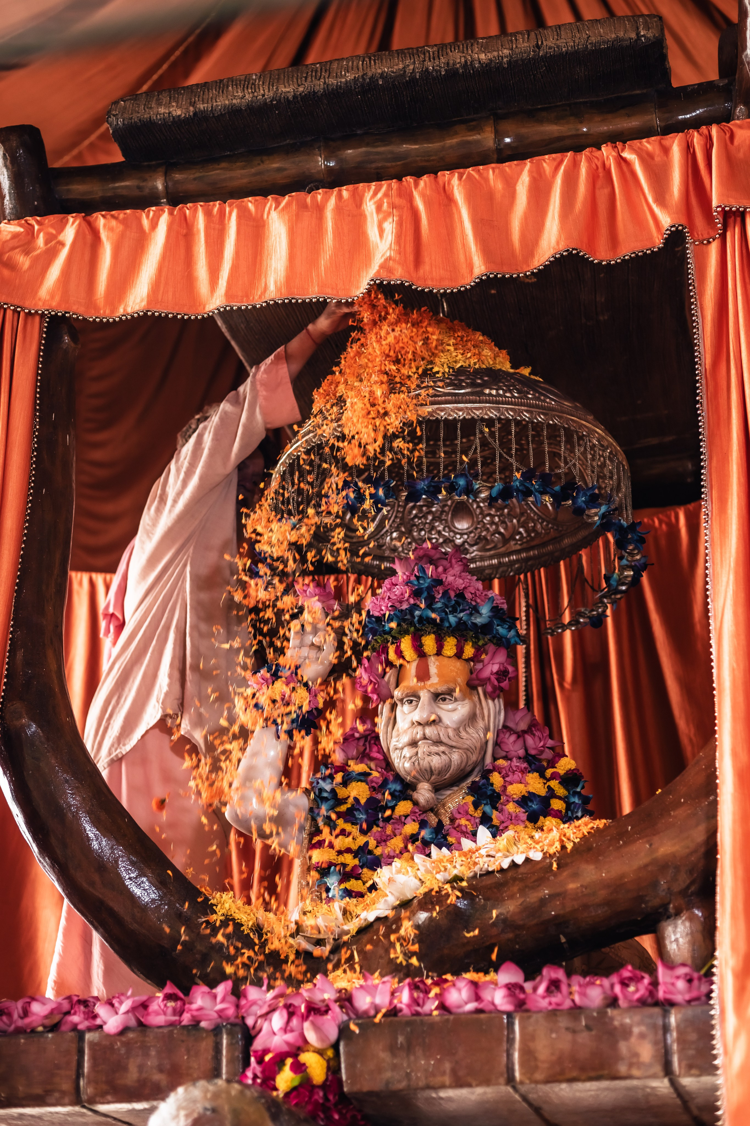 Abhisheka Devraha Baba on Sri Devdas ji maharaj bd. Mariam Bagdasaryan