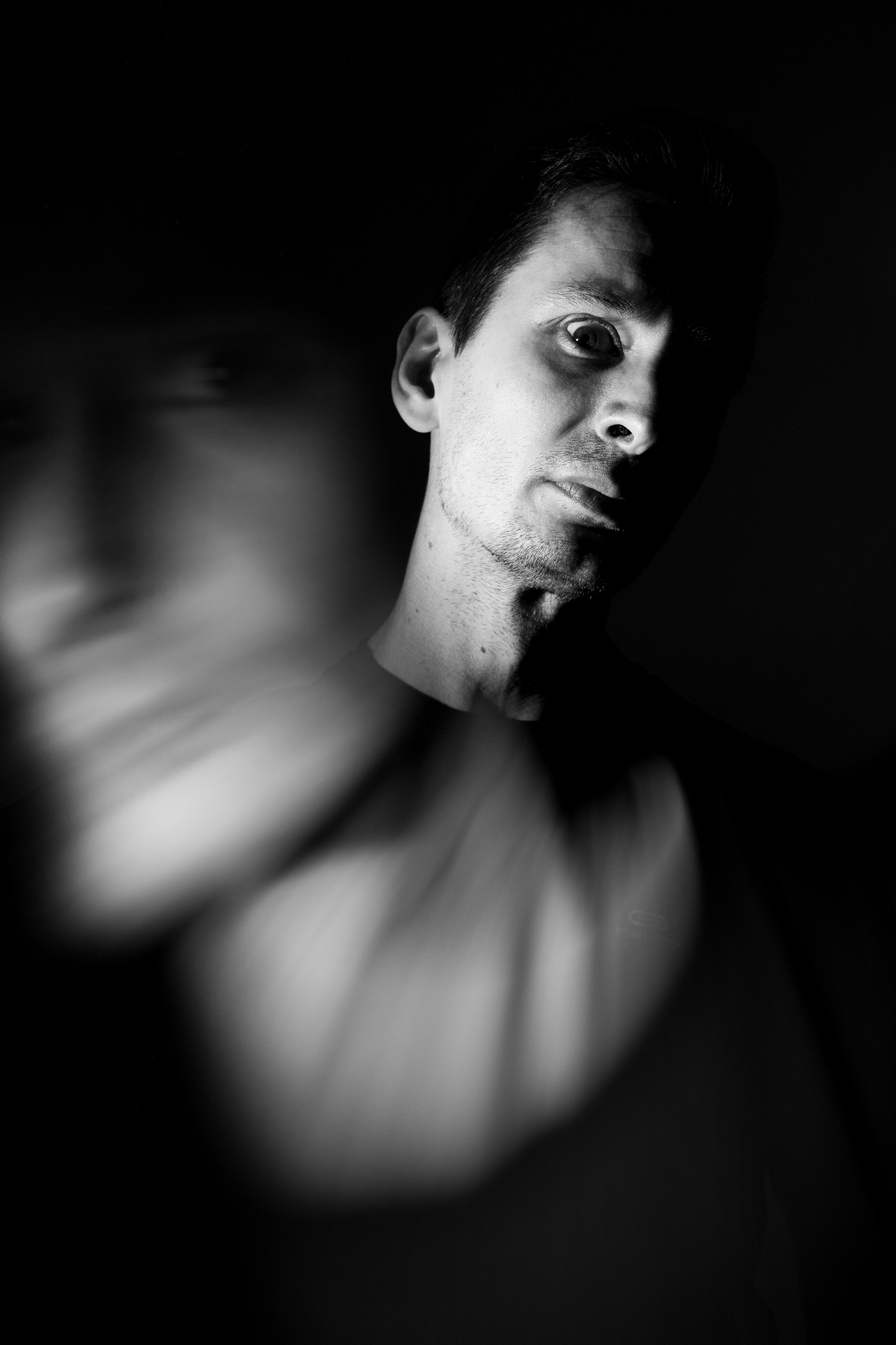 автопортрет черно-белое фото на длинной выдержке