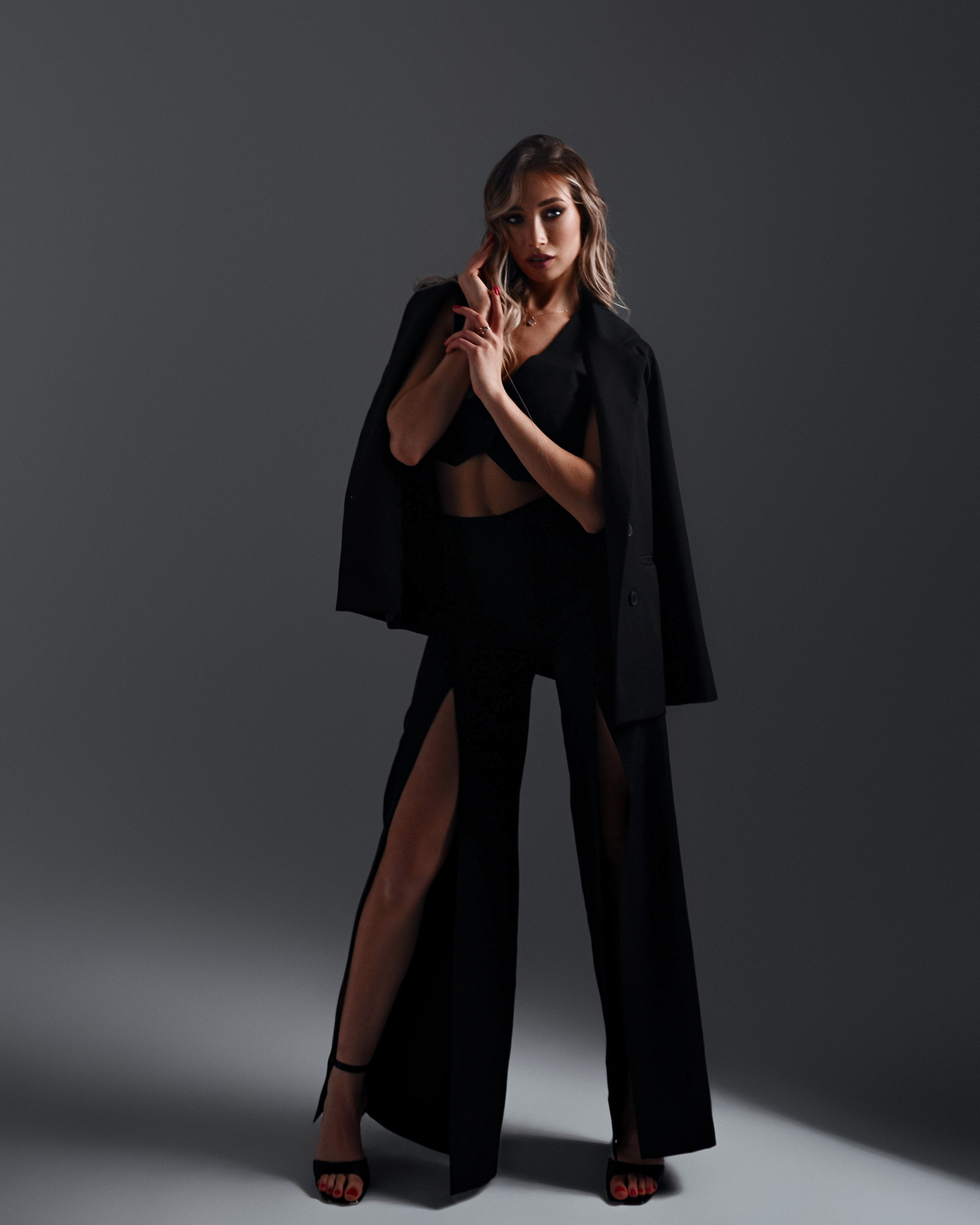 Фотосессия в строгом костюме