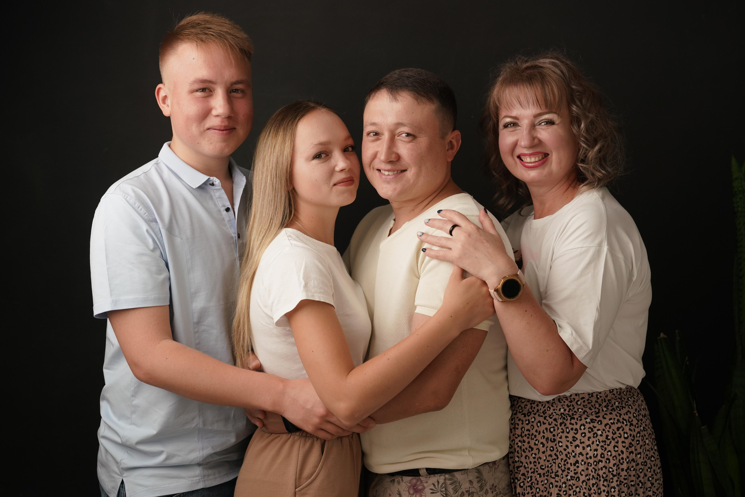 Семья Александра и Юлии. Фотограф Алматы, курс по Фотографии в Алматы. Дмитриева Наталья