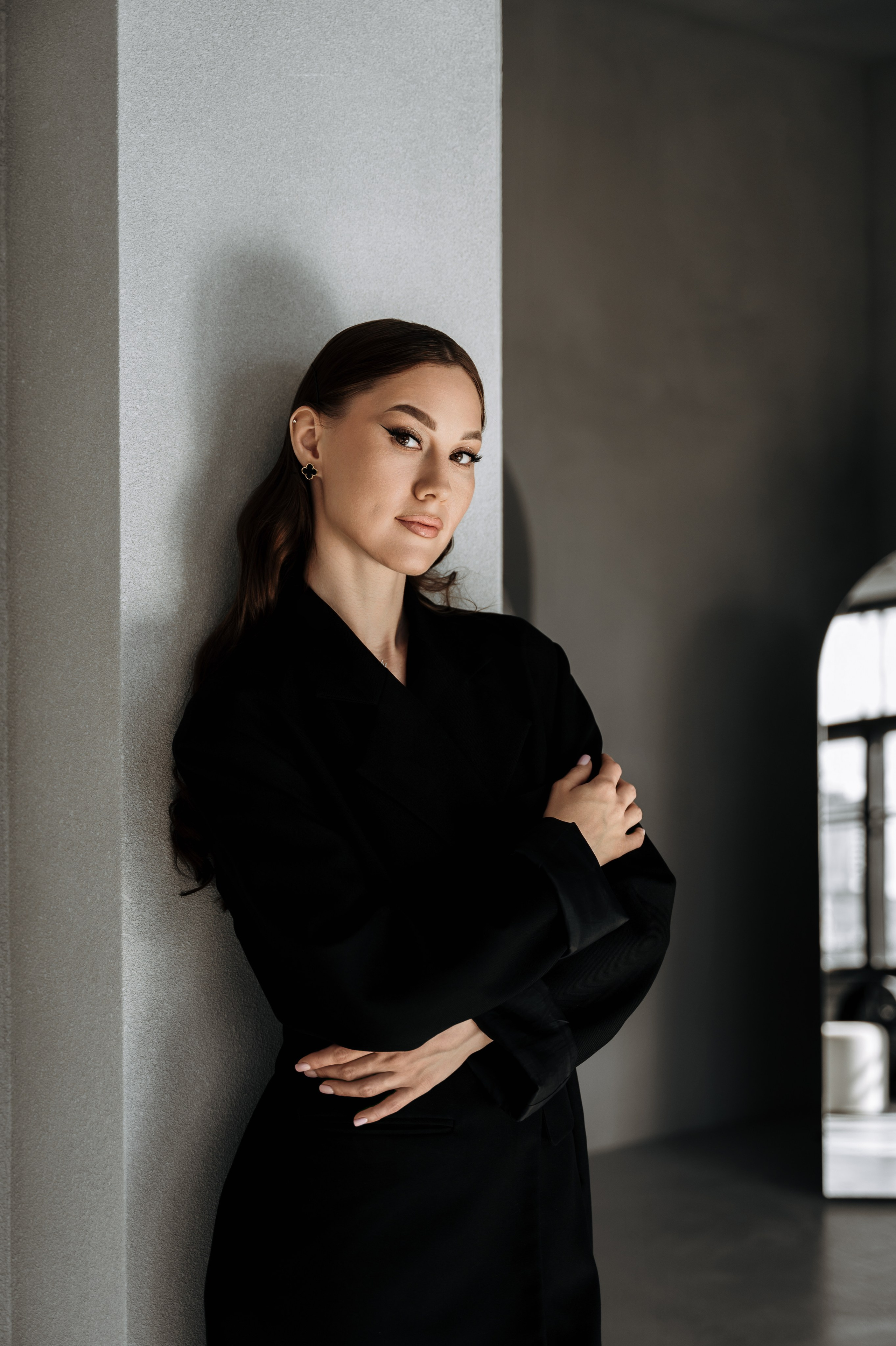 Настя — фотосессия в темной студии с хрустальной люстрой. Портретный и семейный фотограф в Екатеринбурге Мария Чахеева