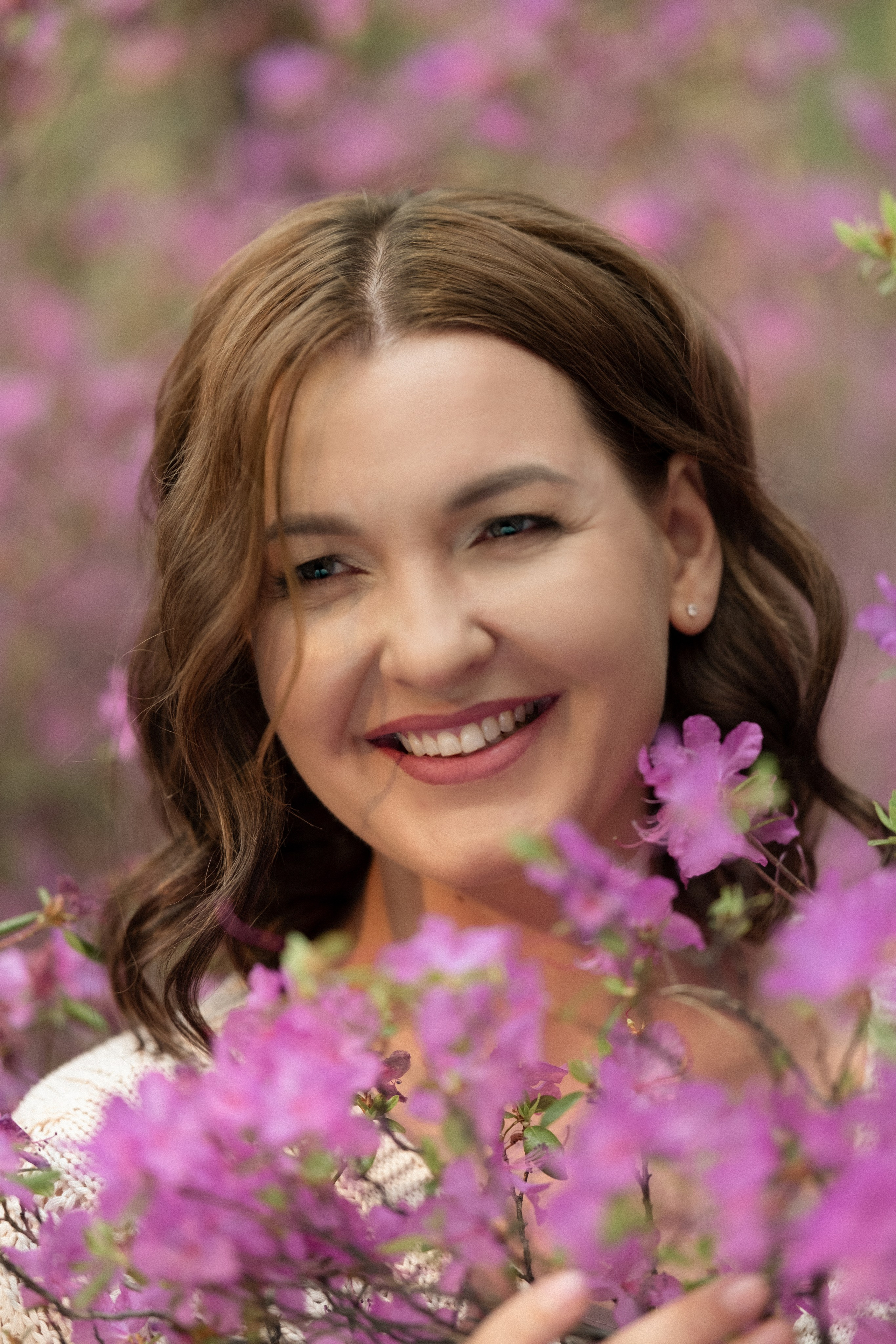 Фотосессия в багульнике. Портретный фотограф в Чите Анна Камратова. Помогу Вам создать историю, в которой Вы — главный герой!