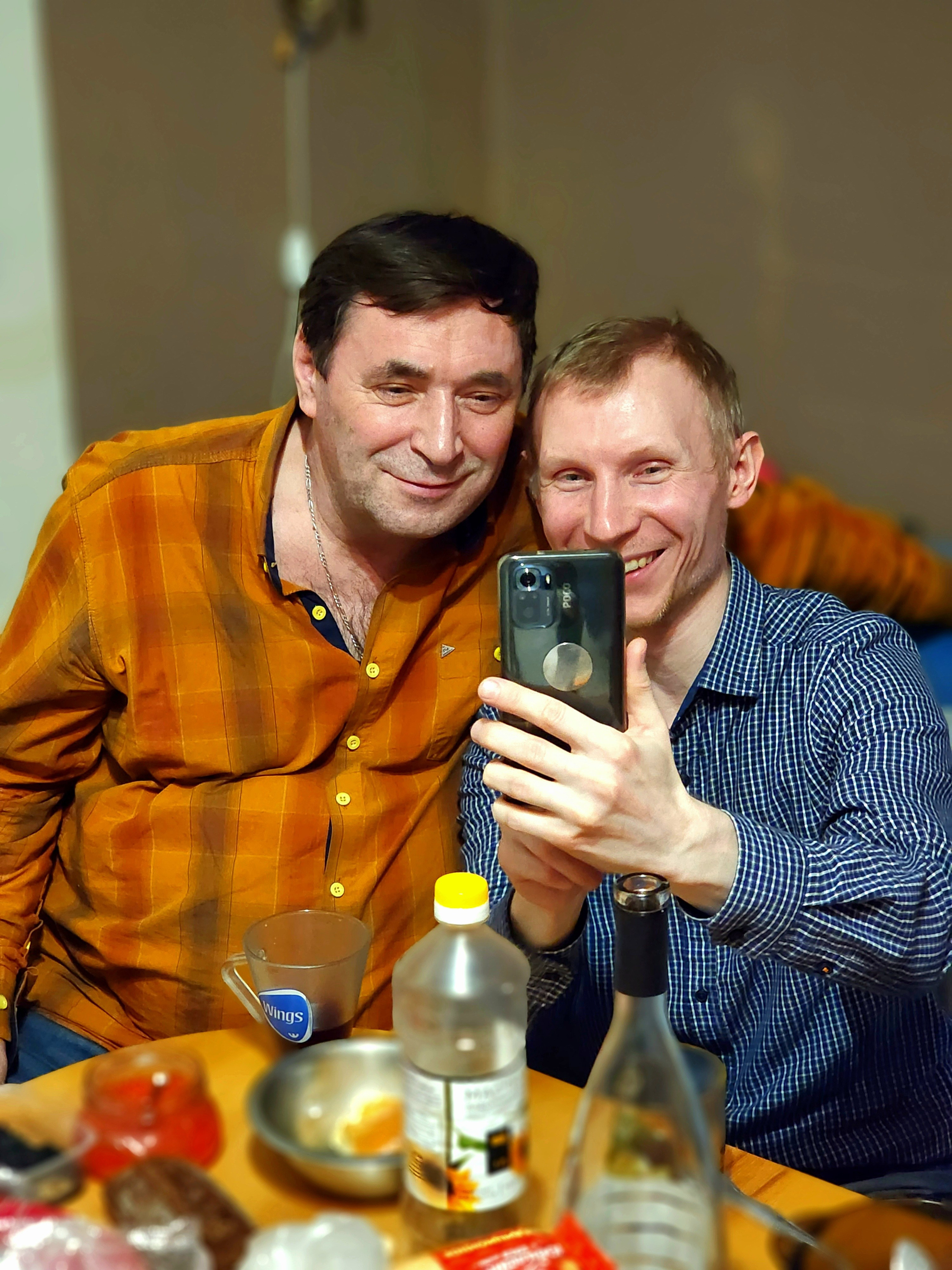 Друзья фотографируются на празднике