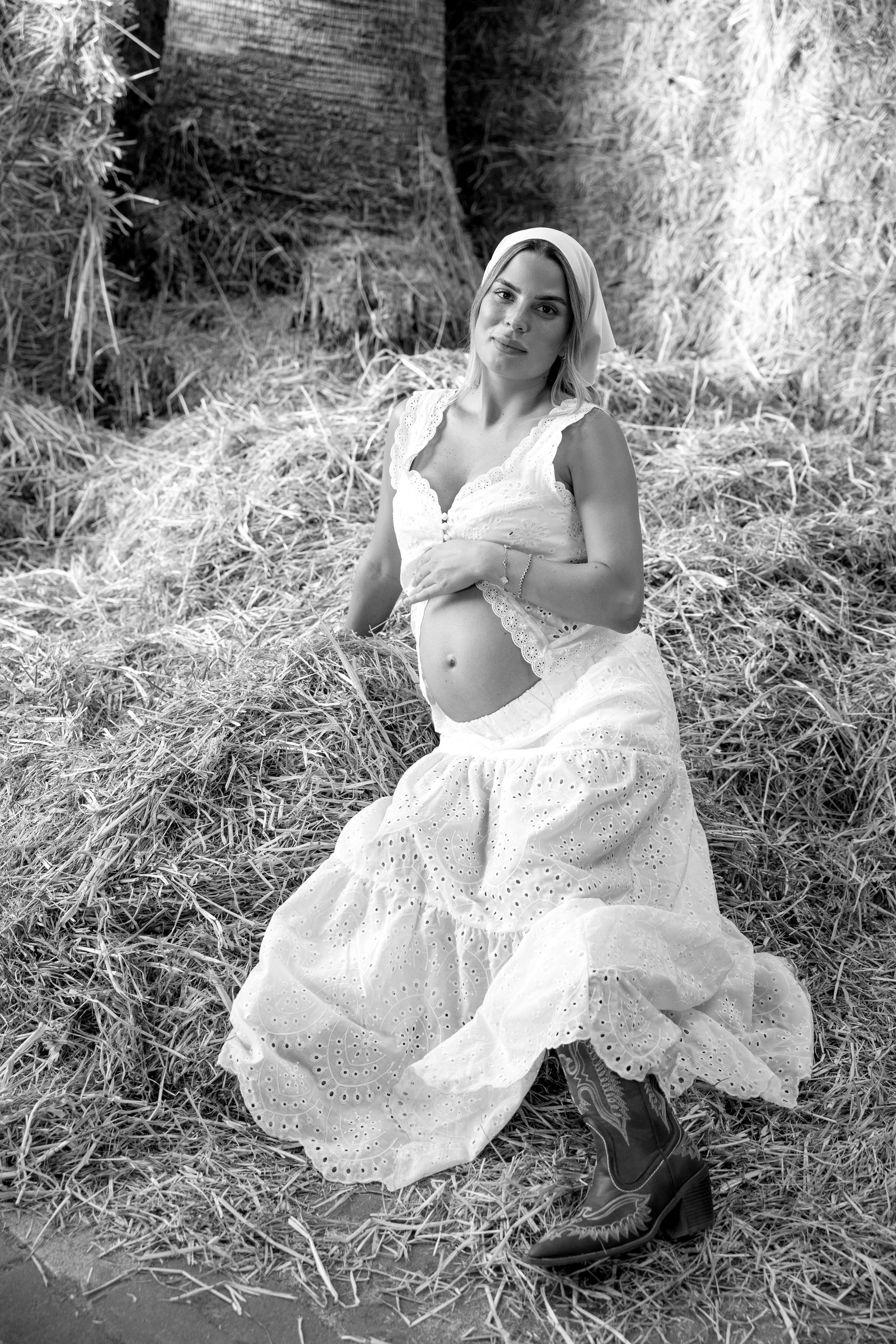 Pregnancy photoshoot at the horse farm. Главная