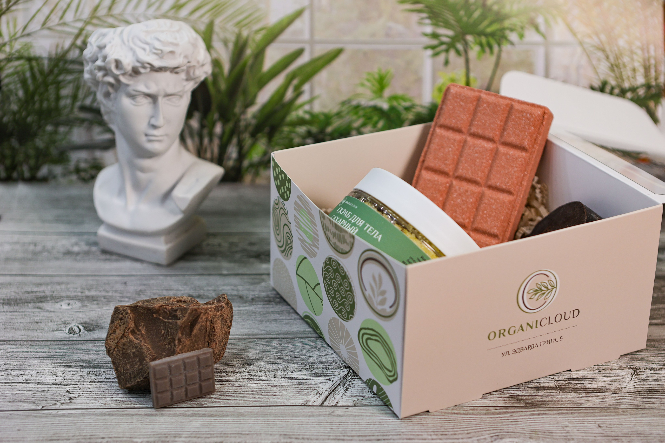 — Мыло с зеленой глиной и углем — мощный абсорбент, который бережно очищает кожу, убирая излишки себума и уменьшая воспаления. Зеленая глина помогает при акне, а уголь в составе работает как мягкий пилинг, освежая и успокаивая кожу. Мыло можно использовать и как легкий скраб для тела 💚— Бомбочка с ламинарией — дарит коже увлажнение благодаря кокосовому маслу в составе и снимает отеки. Ламинария насыщает витаминами, минералами и кислотами, которые стабилизируют уровень влаги в коже 🛁✨— Бомбочка с фукусом — стимулирует клеточную регенерацию, смягчает кожу и уменьшает шероховатости, делая её невероятно гладкой и бархатистой 🌱💆‍♀️ Подарите себе настоящий детокс! Этот набор поможет не только очистить кожу, но и снять усталость, подарив ощущение легкости и свежести.