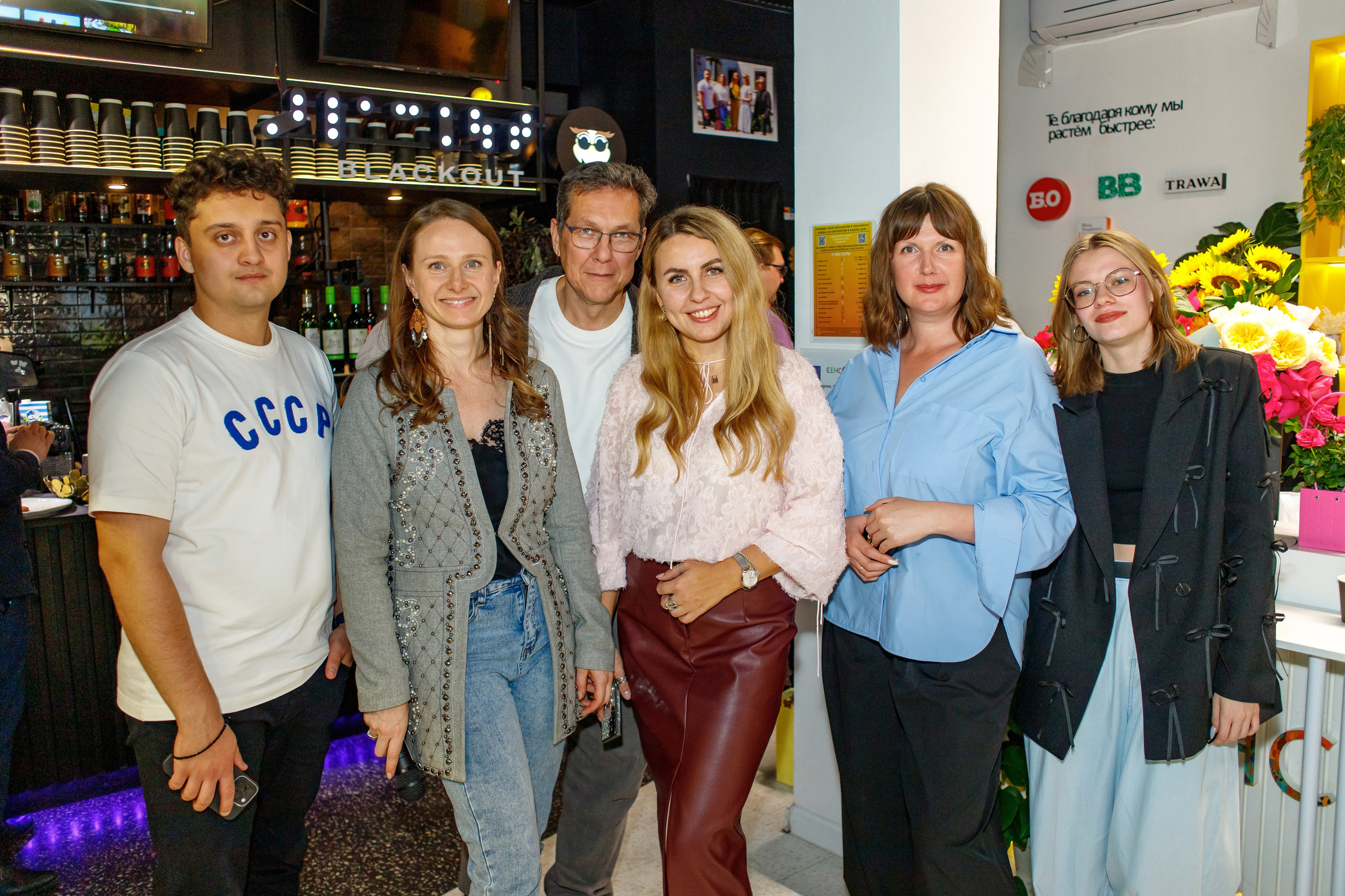 Анна Щеголяева - руководитель фотошколы "Пропаганда" и Екатерина Гусева - совладелец музея в темноте "Сенсориум" на открытии фотовыставки "Сила в каждом".