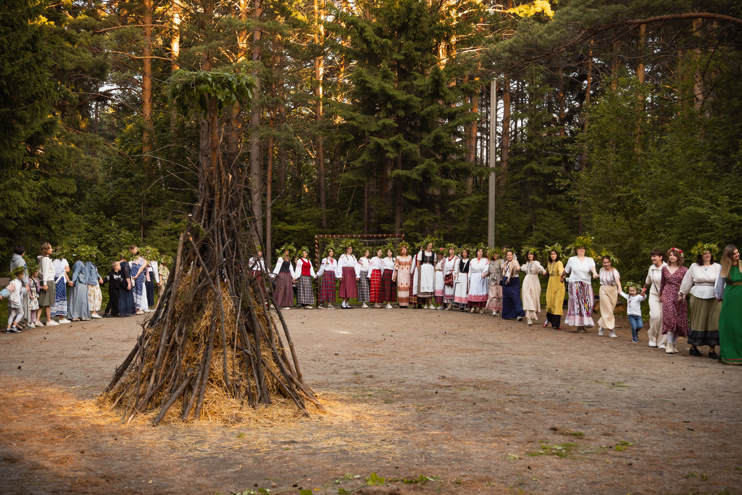 Белорусское Купалье. Занимаюсь профессиональной фотографией и живу рядом с Байкалом. Работаю в разных жанрах