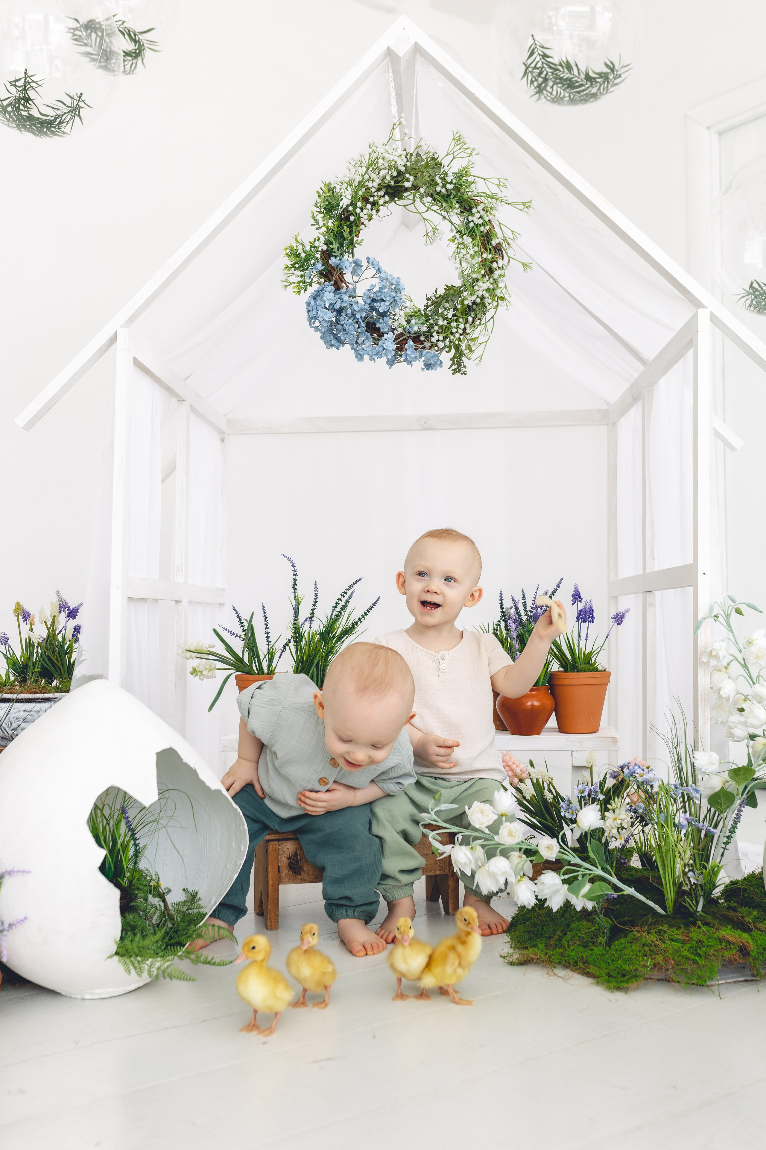 Тройняшки Варя, Миша и Женя пришли к утятам на фотосессию. Фотограф новорожденных в г. Барнаул Ренпенинг Катерина