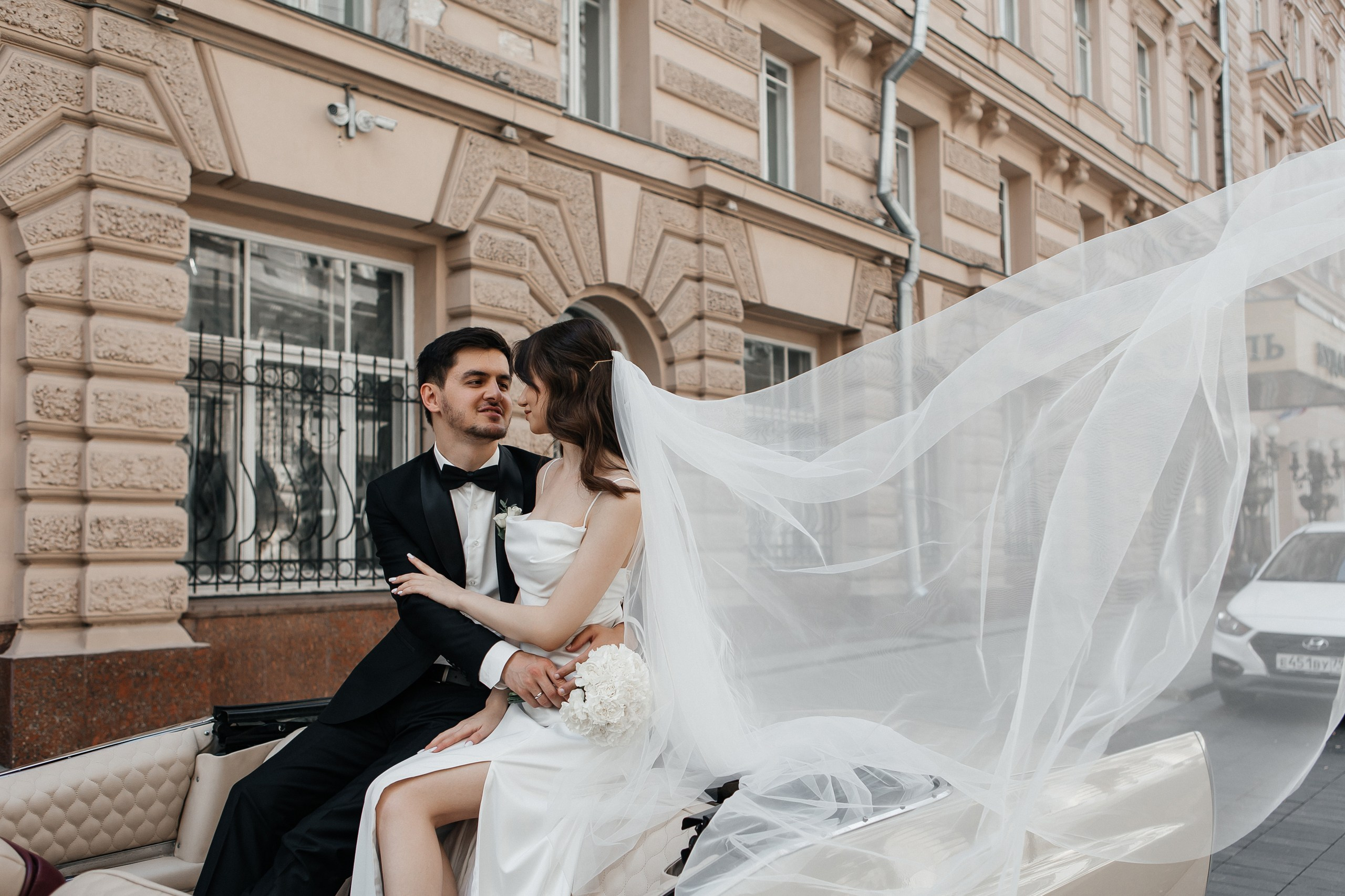 Свадебная фотосессия в кабриолете кадиллак