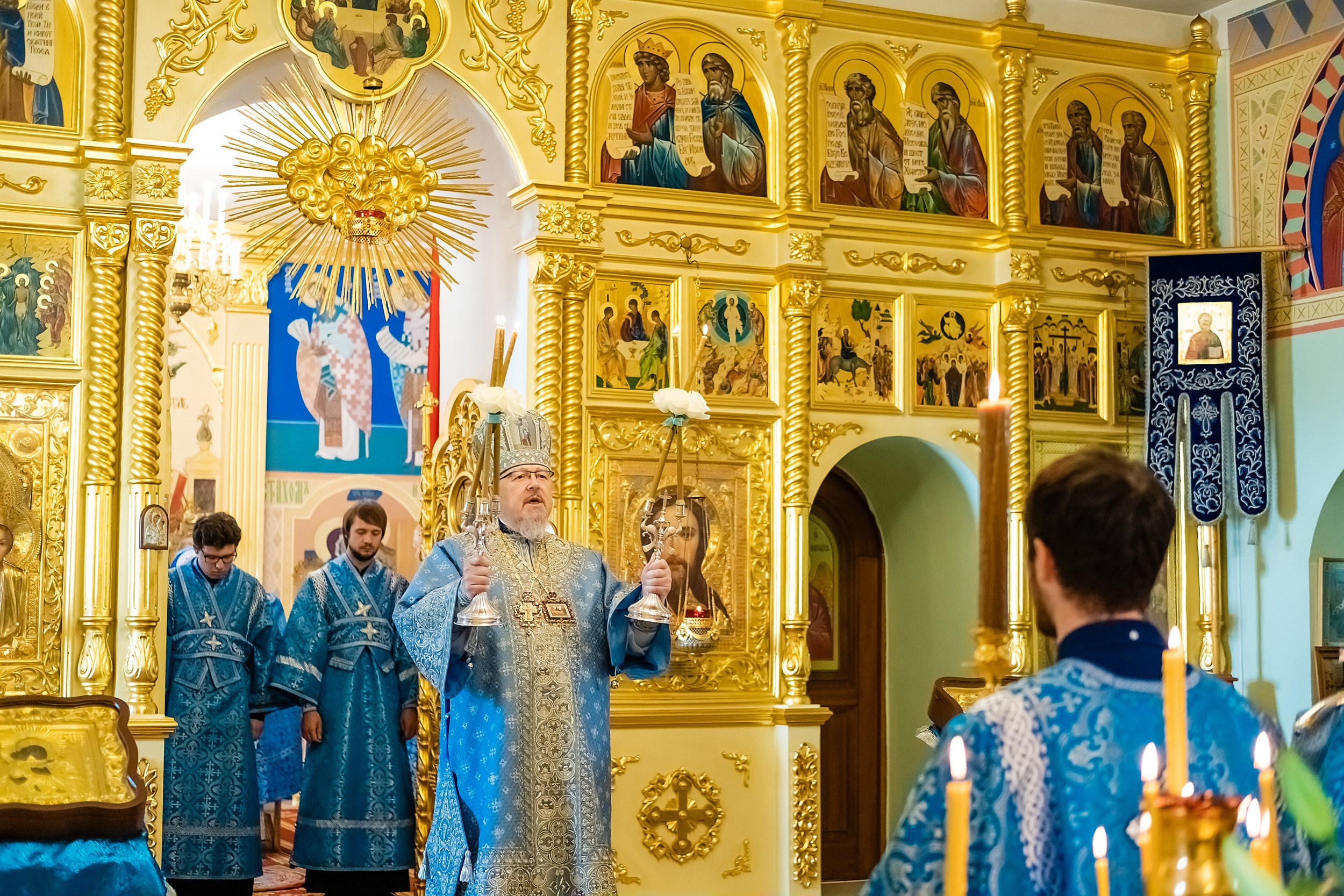 набережная берег Енисея посёлок Удачный Свято Успенский мужской монастырь церковь храм православная служба репортаж профессиональный фотограф Красноярск что посмотреть где побывать достопримечательность индивидуальная экскурсия авторский фото тур гид трансфер на автомобиле заказать цена стоимость описание услуг для туристов