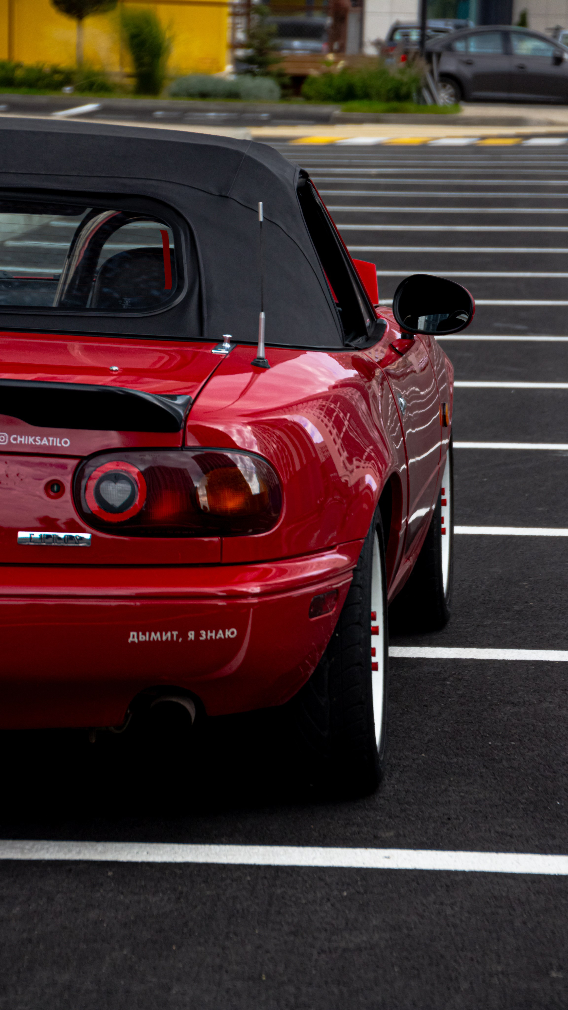 Фото Mazda MX-5 Miata (Eunos Roadster) NA: красный родстер