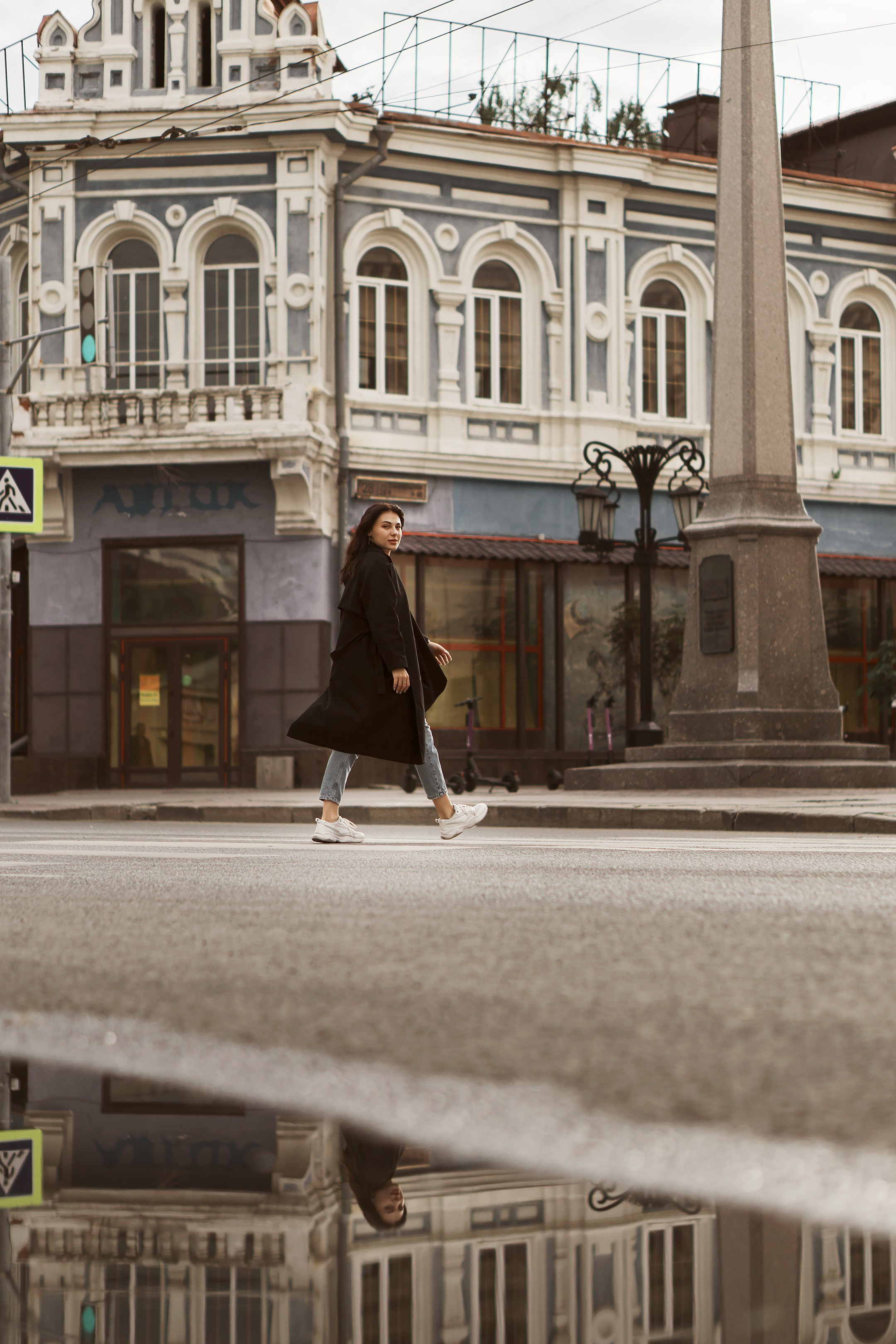 Девушка переходит дорогу в Самаре на улице Ленинградской