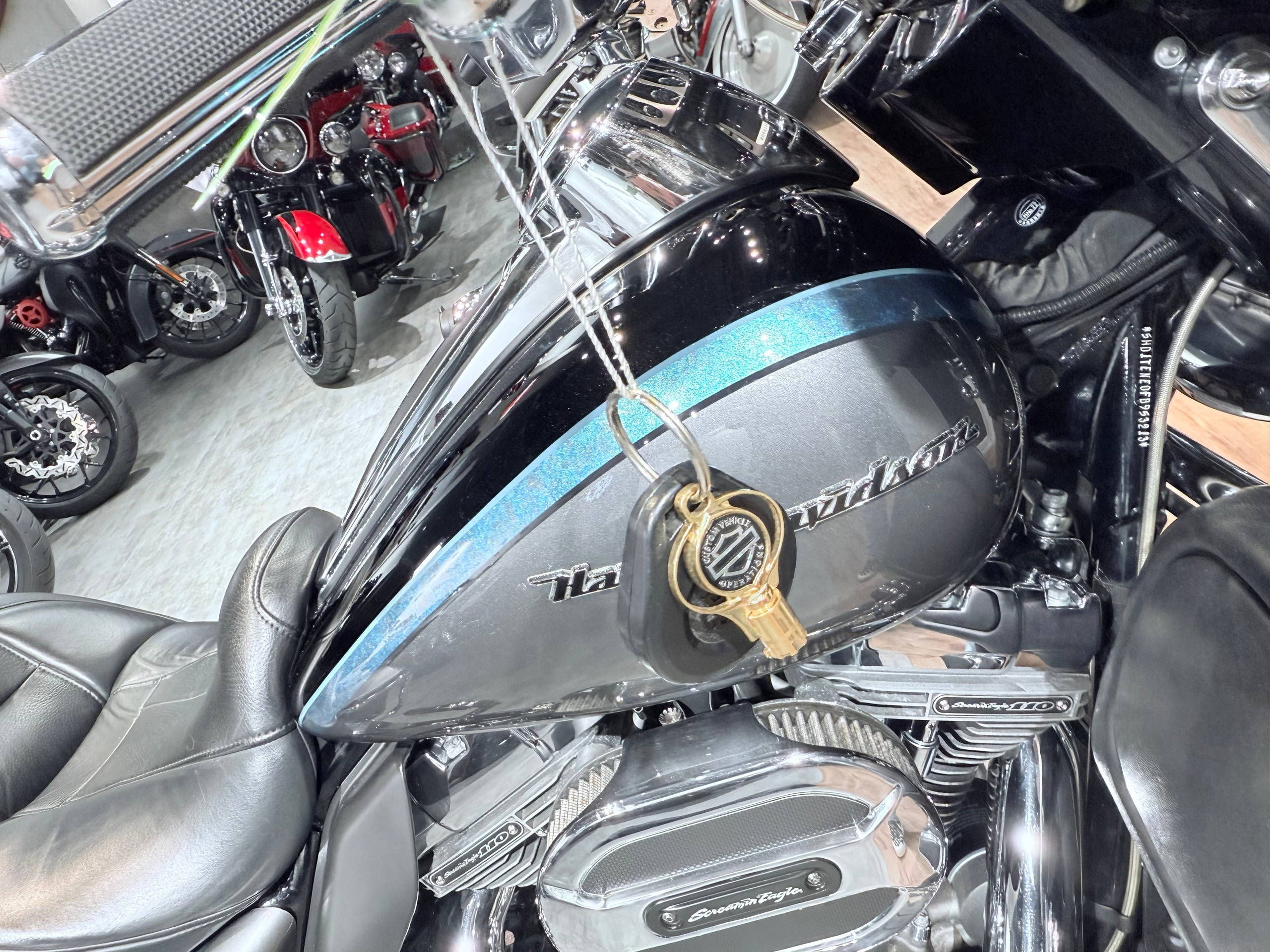 2015 CVO Limited (Carbon Charcoal). Hello Davidson, Москва. Только хорошие мотоциклы…