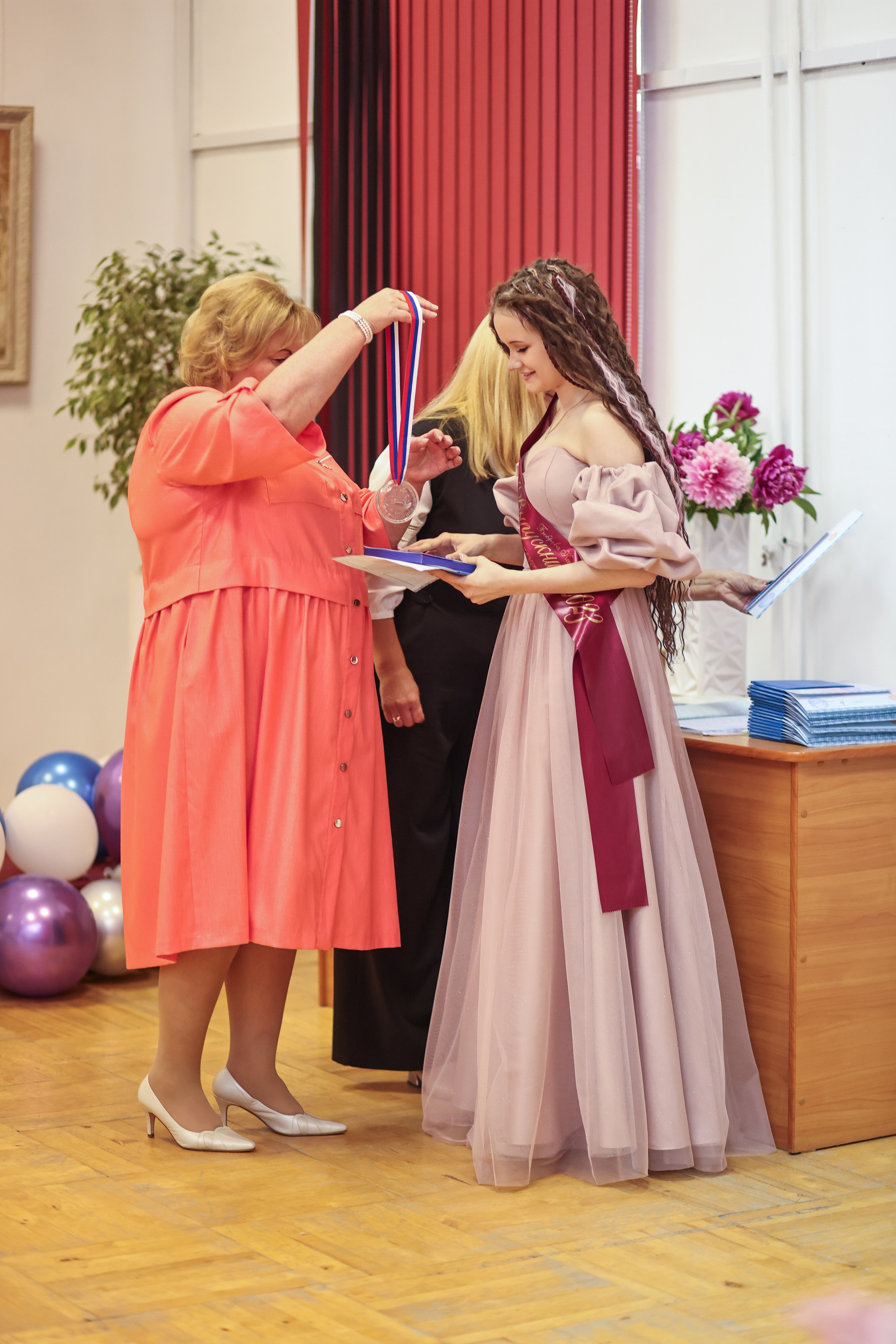 Вручение аттестатов. Школа № 7, выпускники 11 класса 2023 г. Студия выпускных альбомов Остров