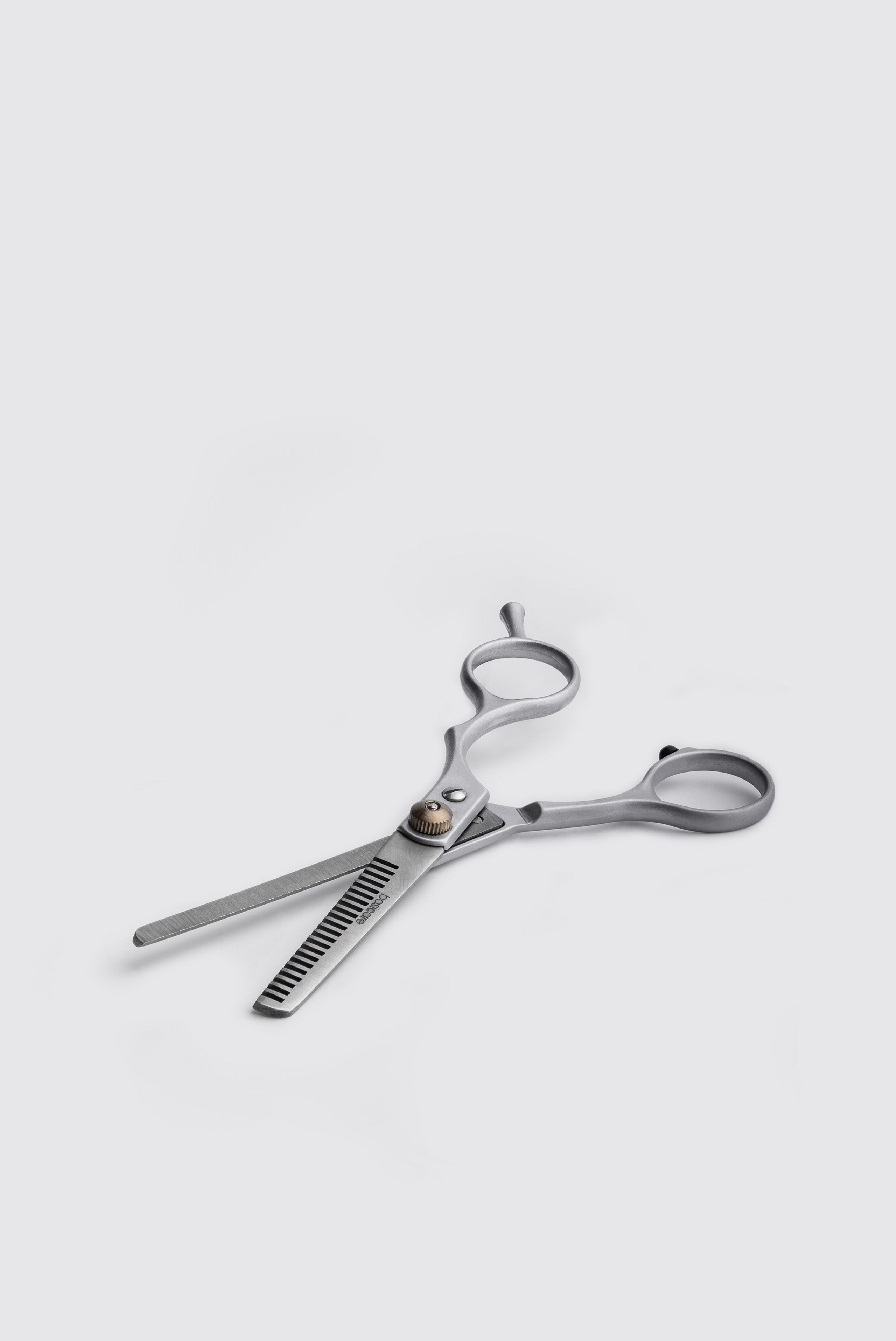 Ножницы, каталог на белом фоне. Фотография с фокус стеккингом.