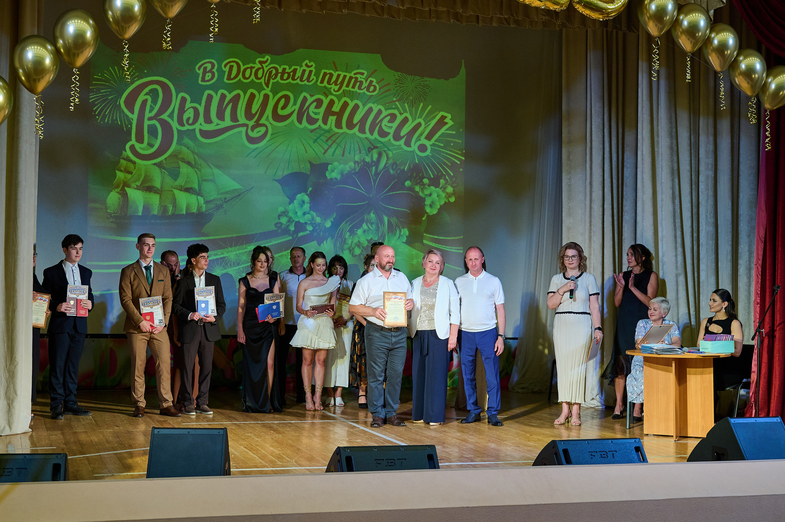 Вручение 11 классы. Жизнь курорта Кабардинка в фотографиях