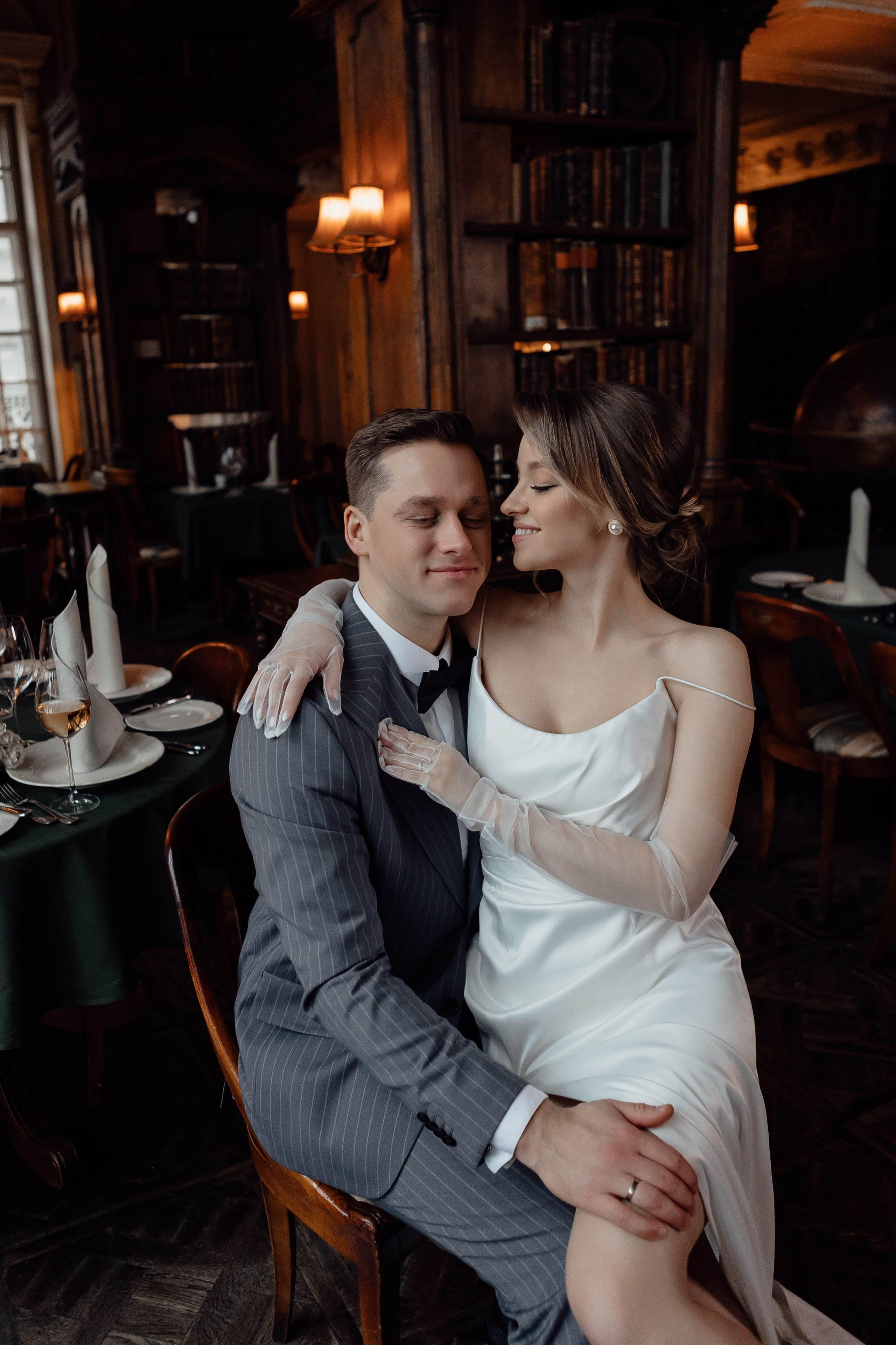 Свадебная фотосессия в Кафе Пушкинъ. Свадебный фотограф в Москве Дарья Олендарёва