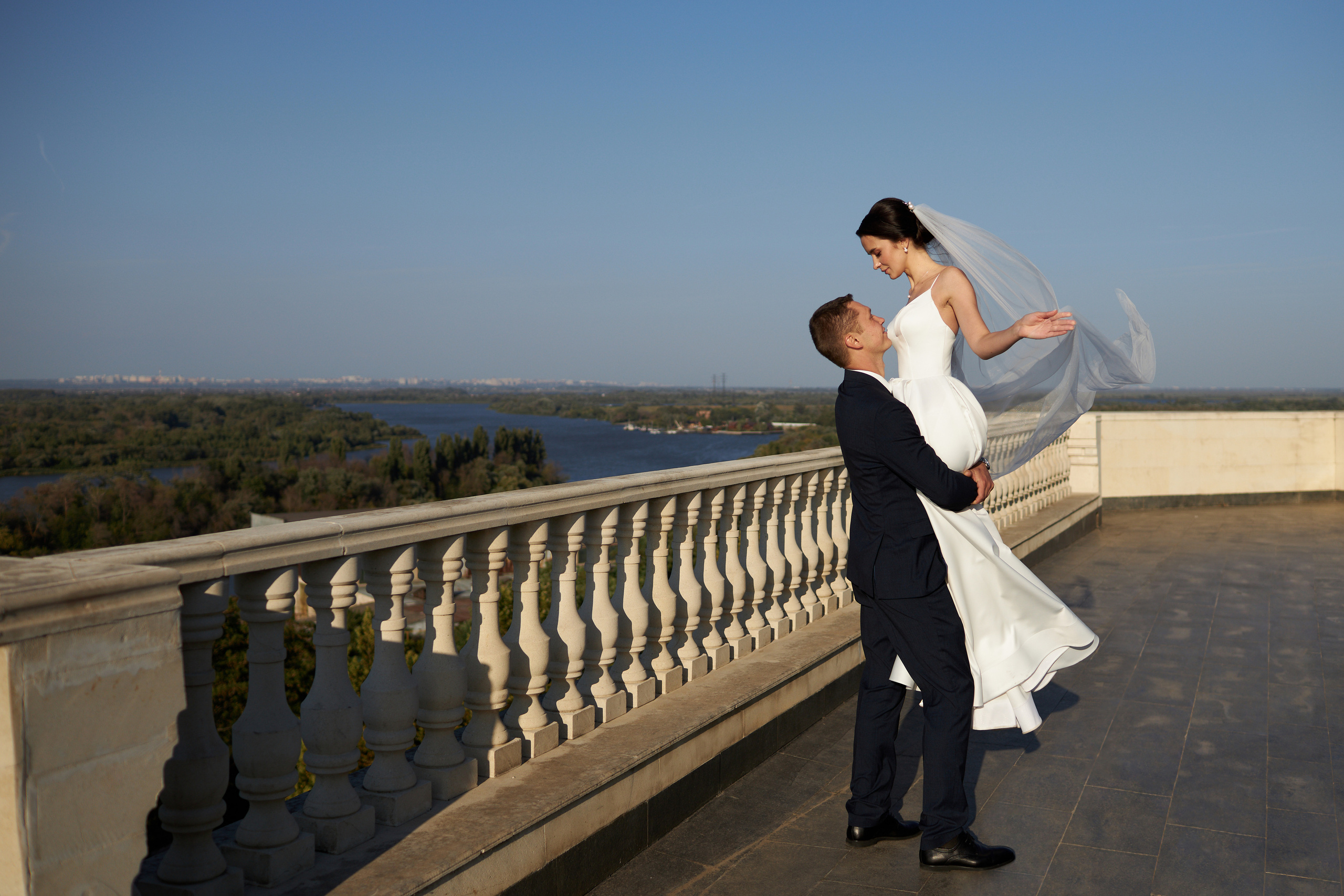 Жених кружит невесту