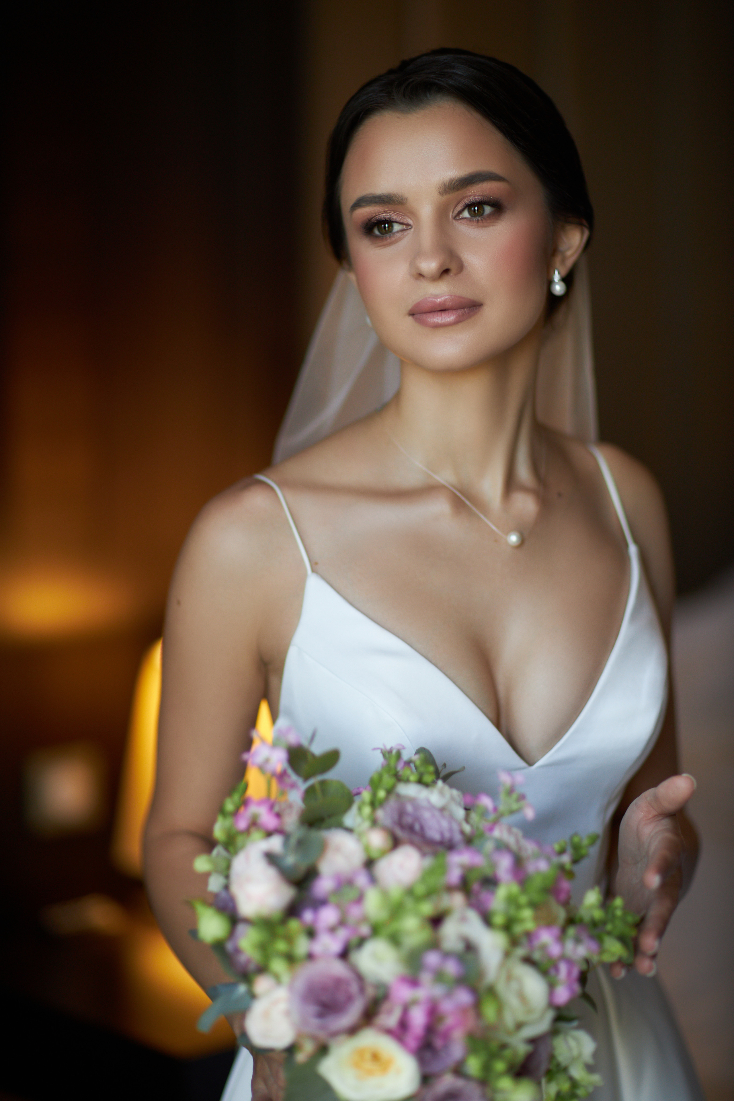 классический портрет невесты держащей в руках букет