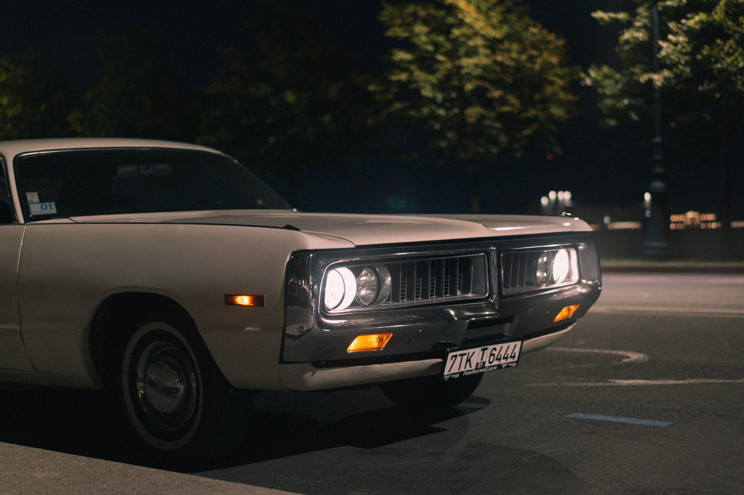 передняя часть с фарами 