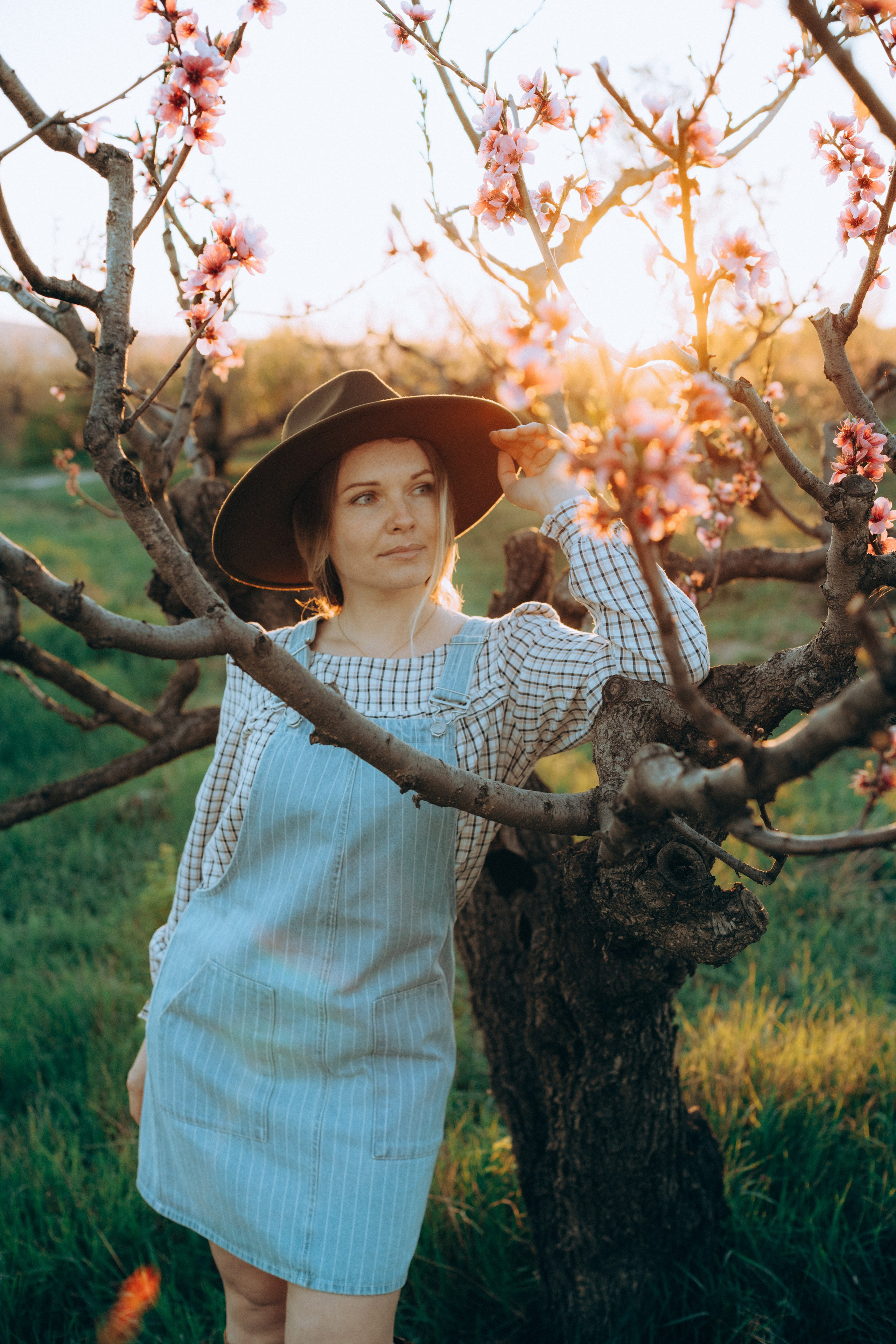 Женская фотосессия в персиковых цветениях. Портретный свадебный фотограф Крым | Евгения Щитенко