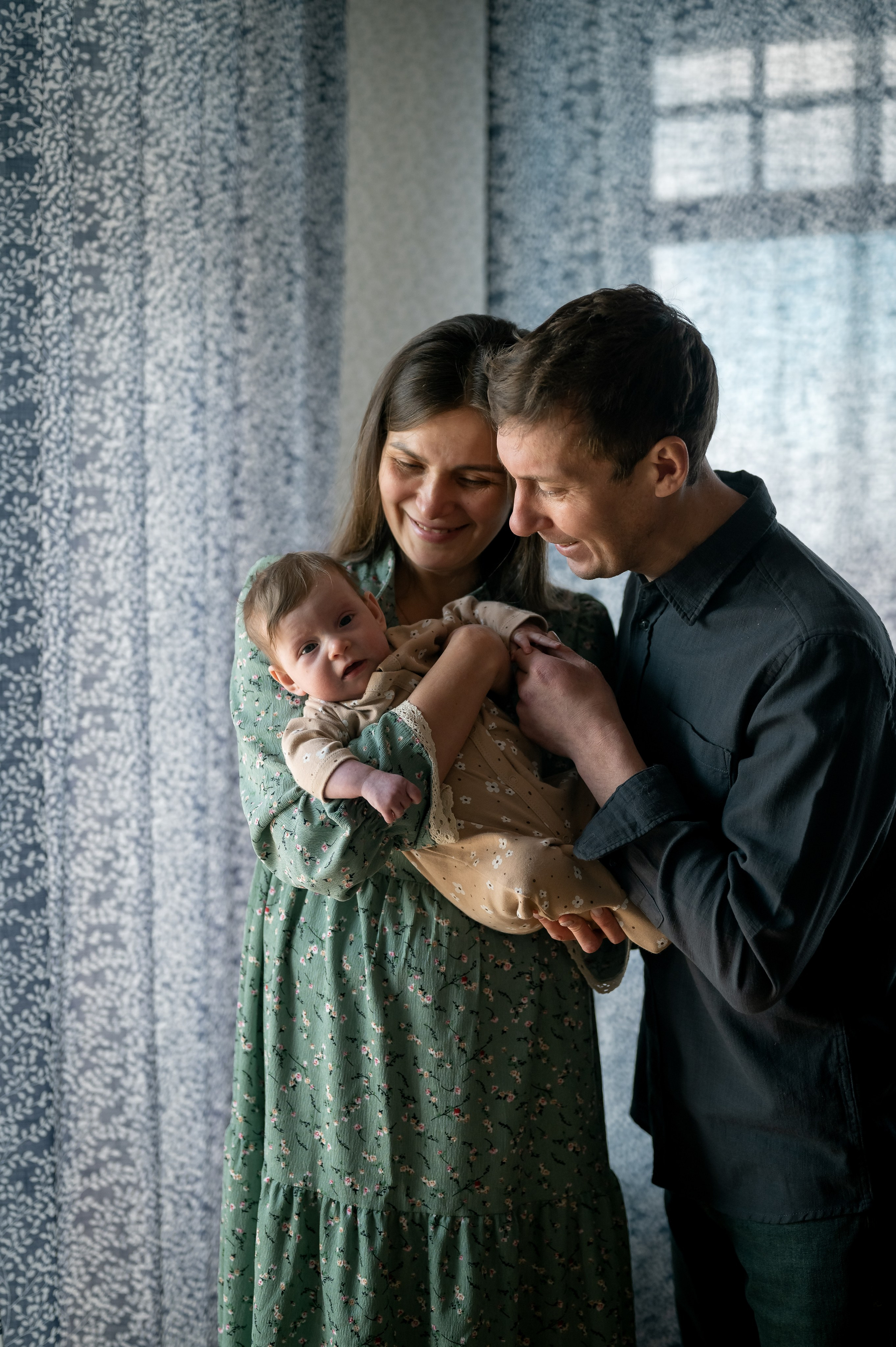 Родители с новорожденным малышом. Фотограф новорождённых, семейный, школьный в городе Калуге Евгения