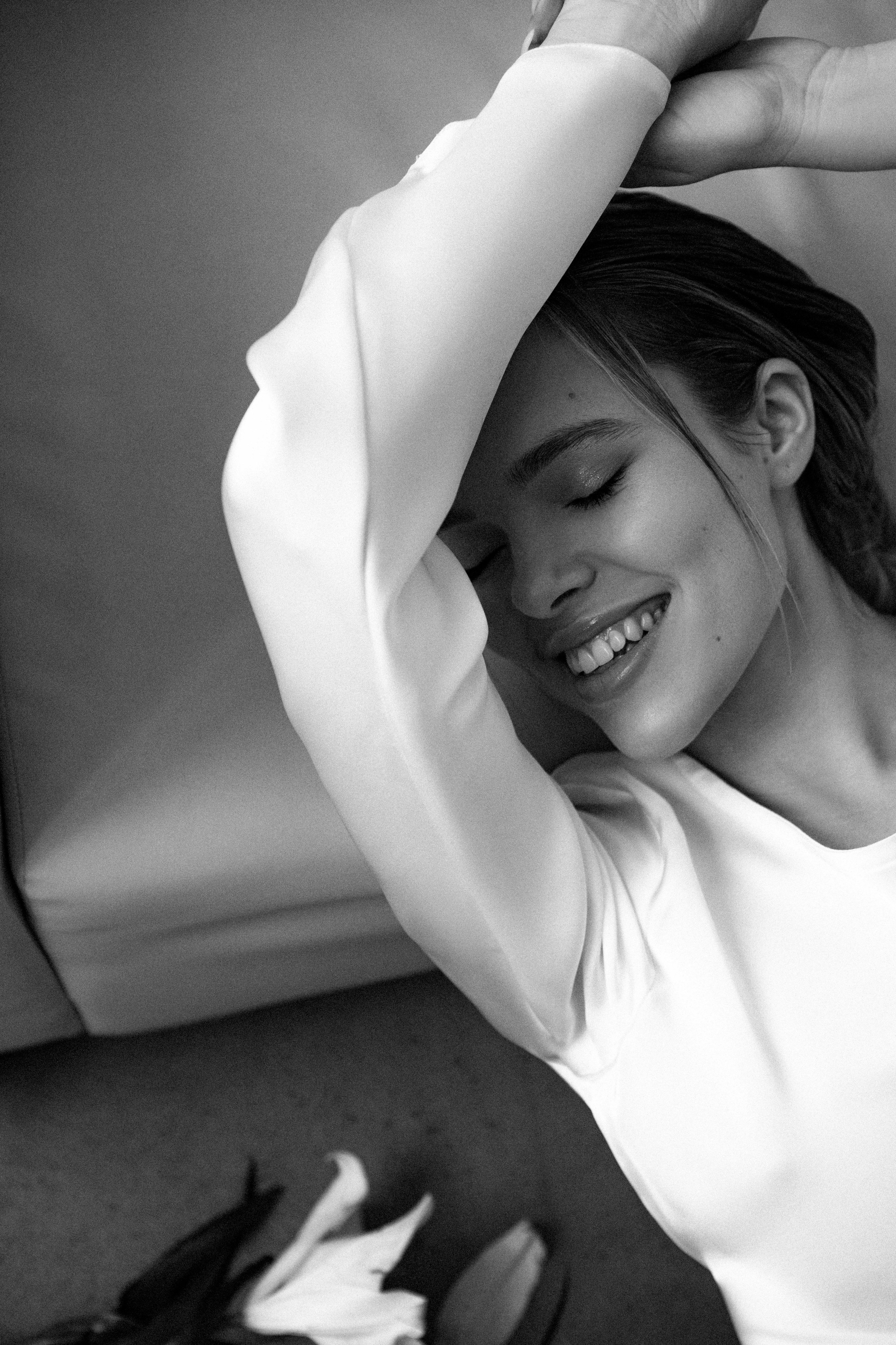 Арина. Фотосессия чб с лилиями в белой студии. Фотограф в Москве Ольга Сатони