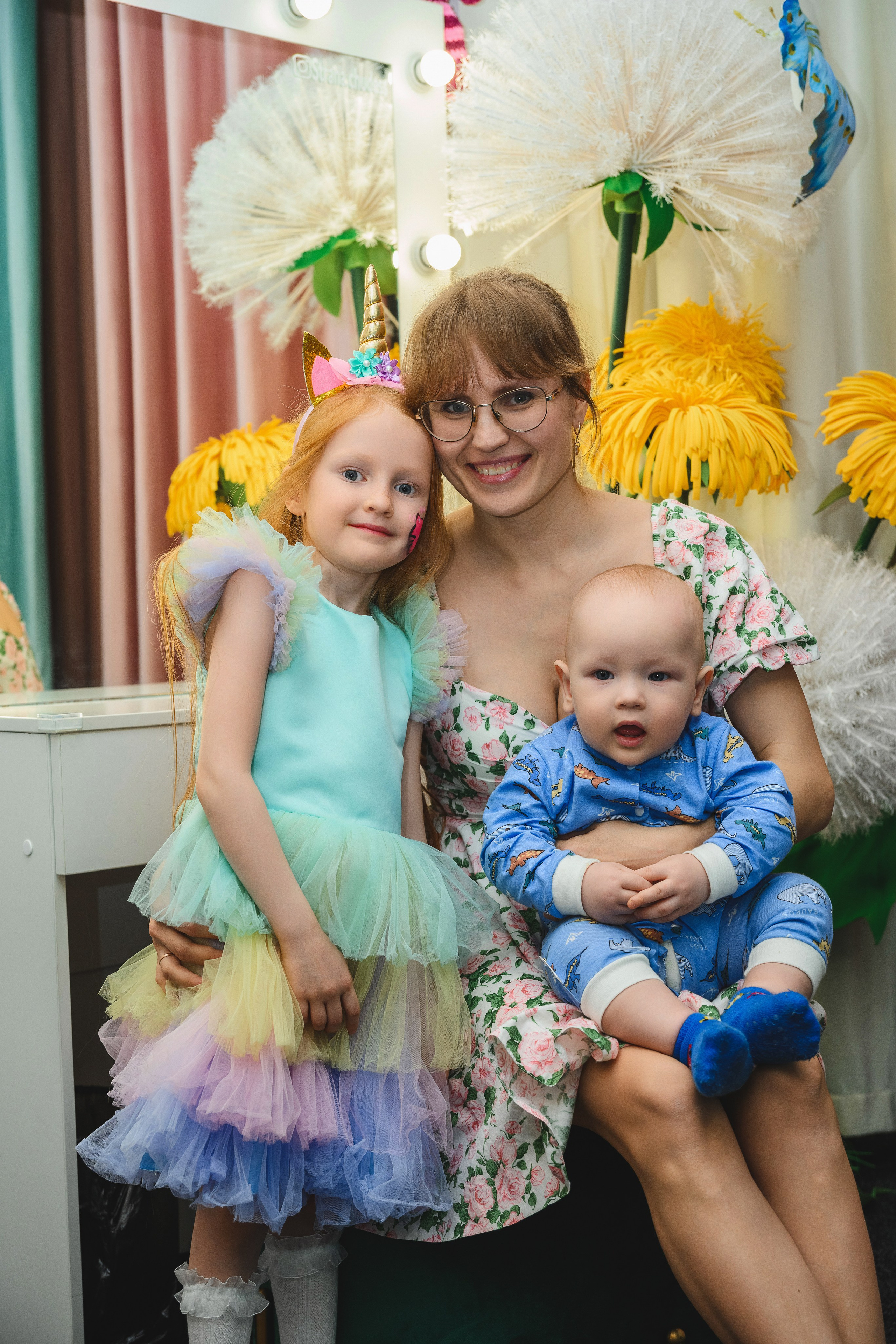 Когда заказывают фотографа на День рождения, обычно подразумевают репортажную съемку, но я не ограничиваю себя одним стилем. Портрет с Вашим ребёнком займет свое место в семейном архиве.