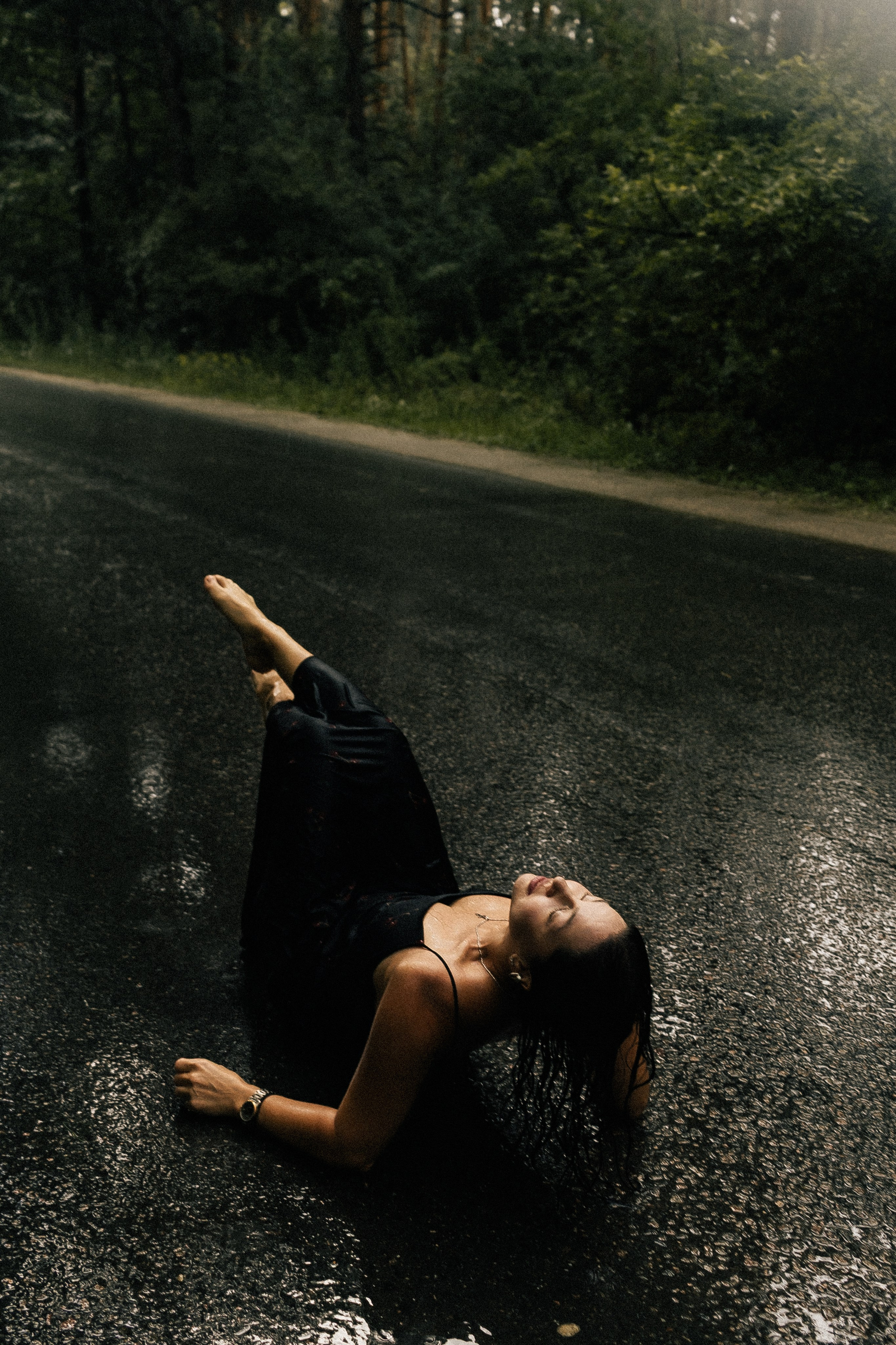 Девушка лежит на мокром асфальте под дождем, концептуальная съемка. Фотограф в Пензе Александра Овечкина