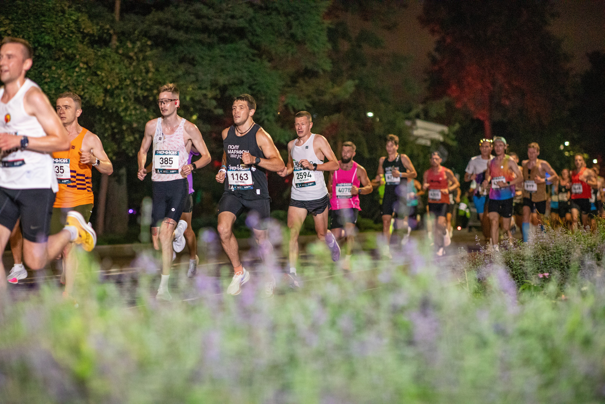 Ночной забег в ленте фотографий бегунов 03.08.24. Фотограф Сергей Ловкий