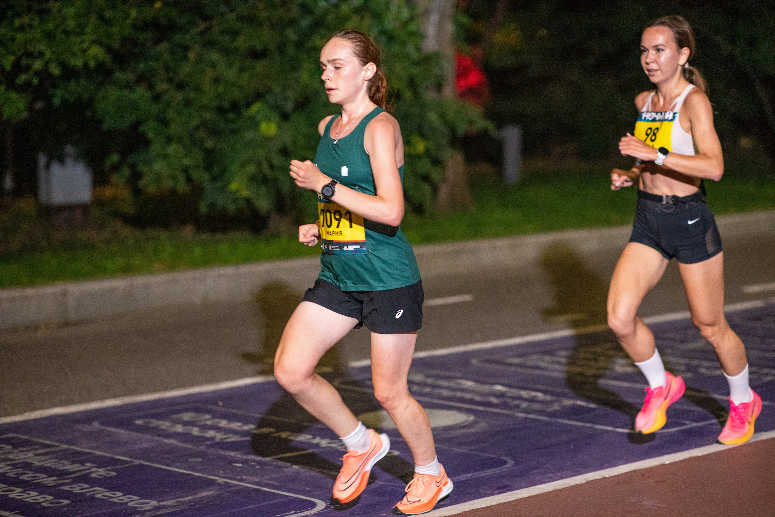Ночной забег в ленте фотографий бегунов 03.08.24. Фотограф Сергей Ловкий