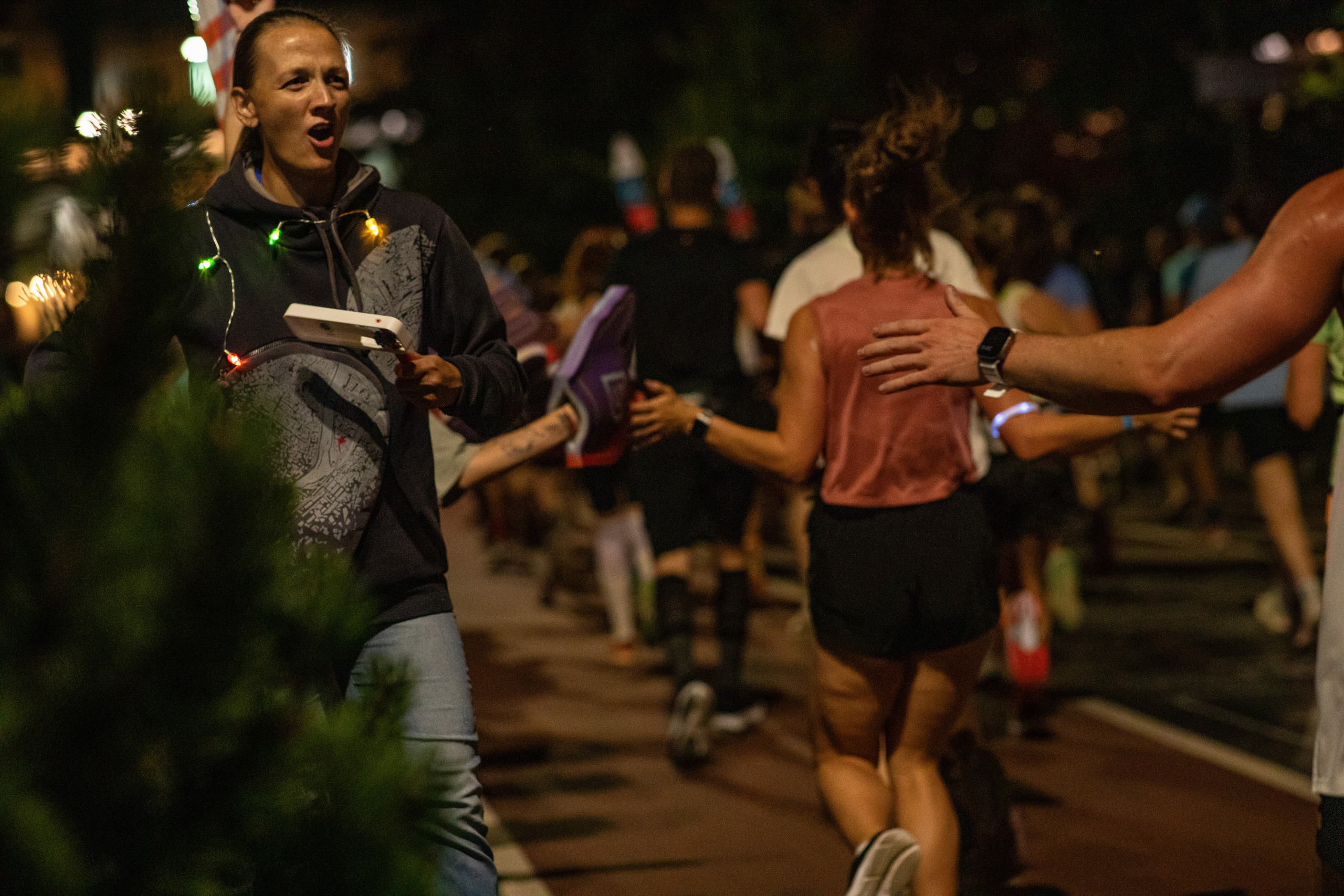 Ночной забег в ленте фотографий бегунов 03.08.24. Фотограф Сергей Ловкий