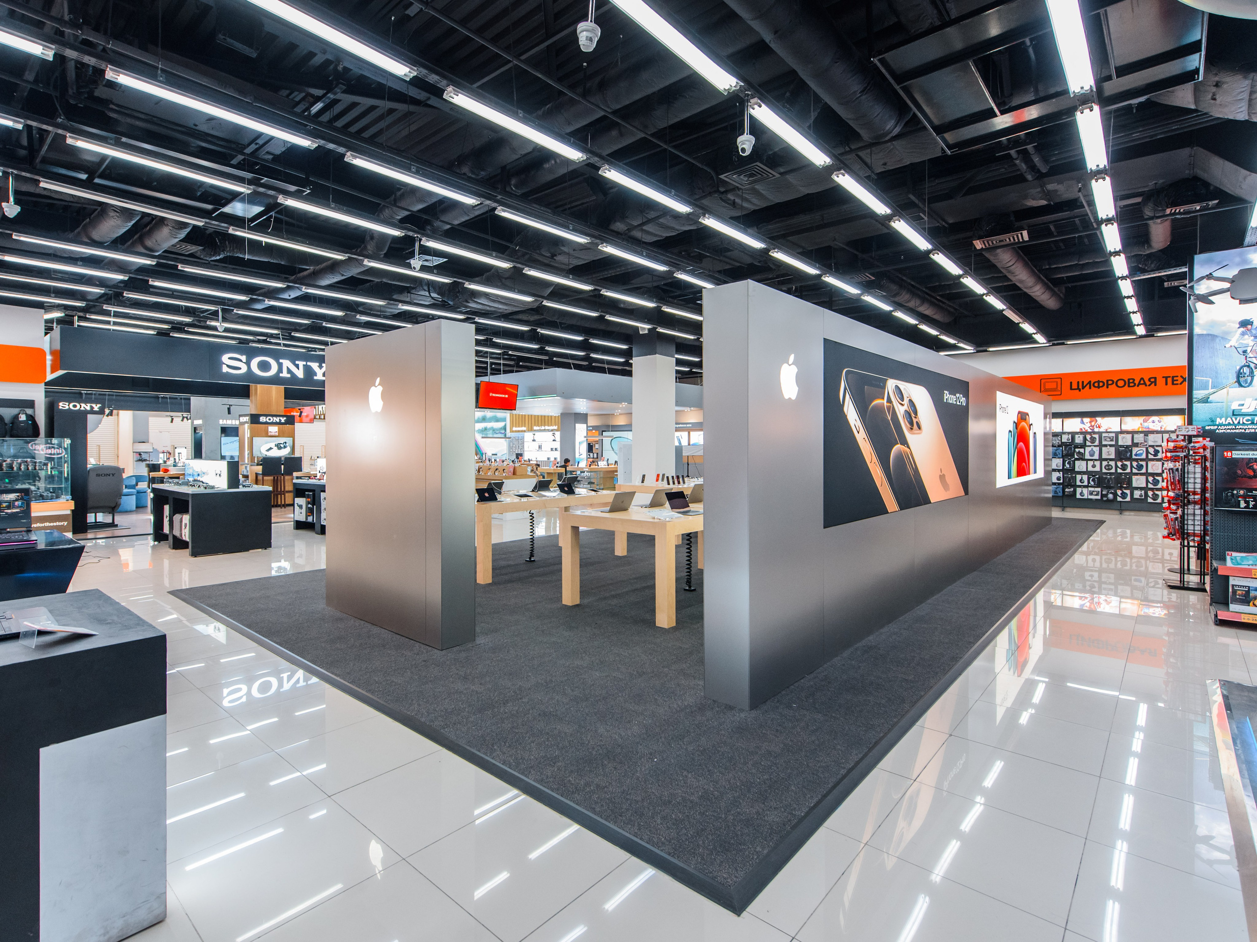 Витрины с техникой Apple. Интерьерный и репортажный фотограф в Алматы