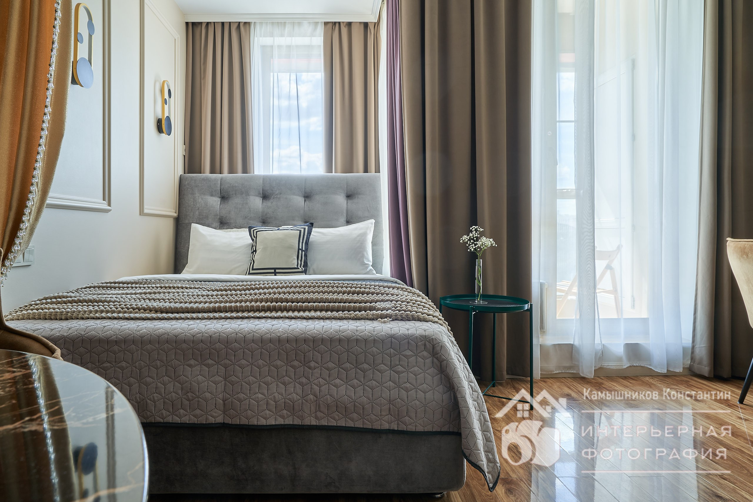 Интерьерная фотография апартаментом на Ходынском бульваре: шикарная двуспальная кровать