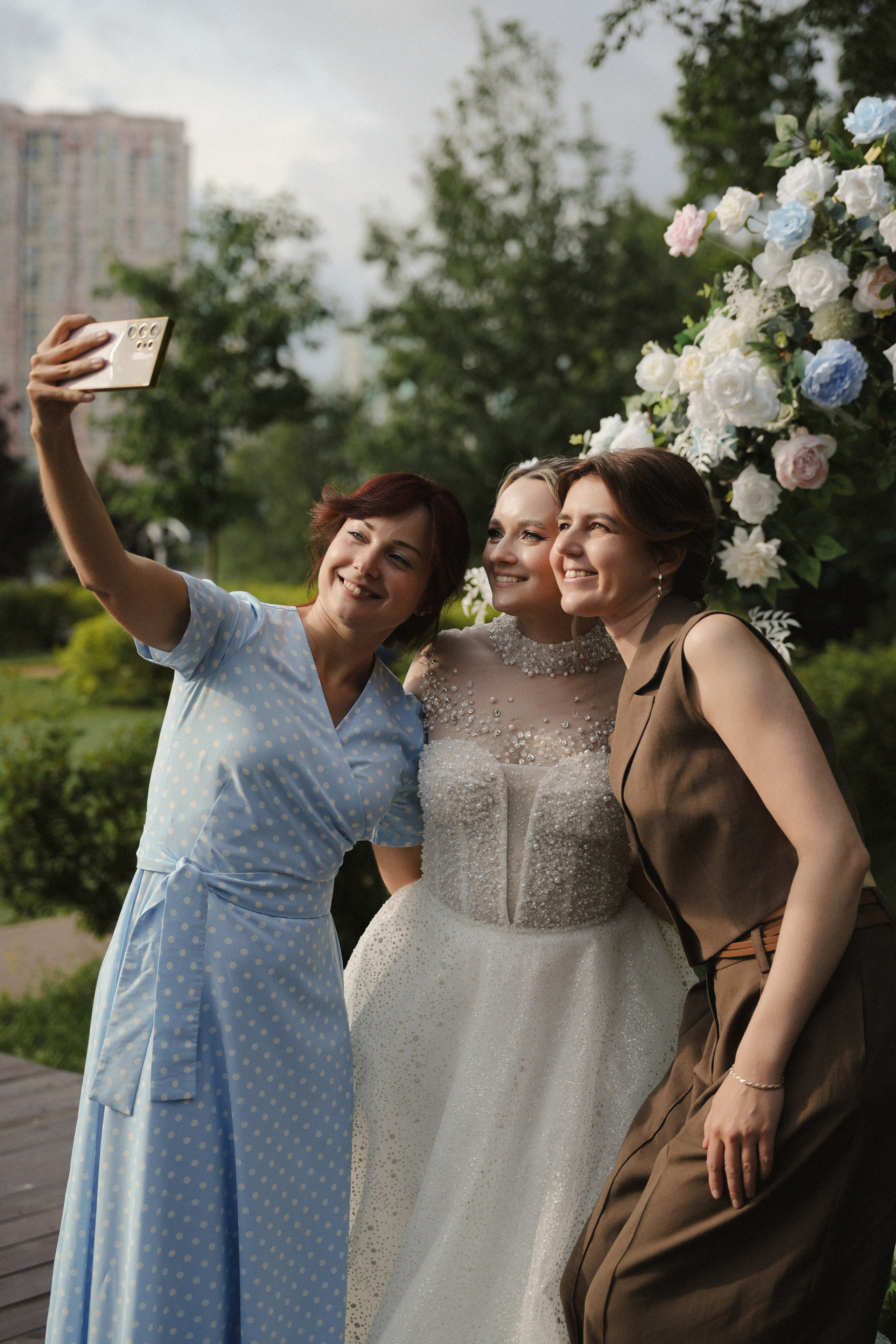 Сборы жениха и невесты, бракосочетание в Савеловском загсе, выездная церемония