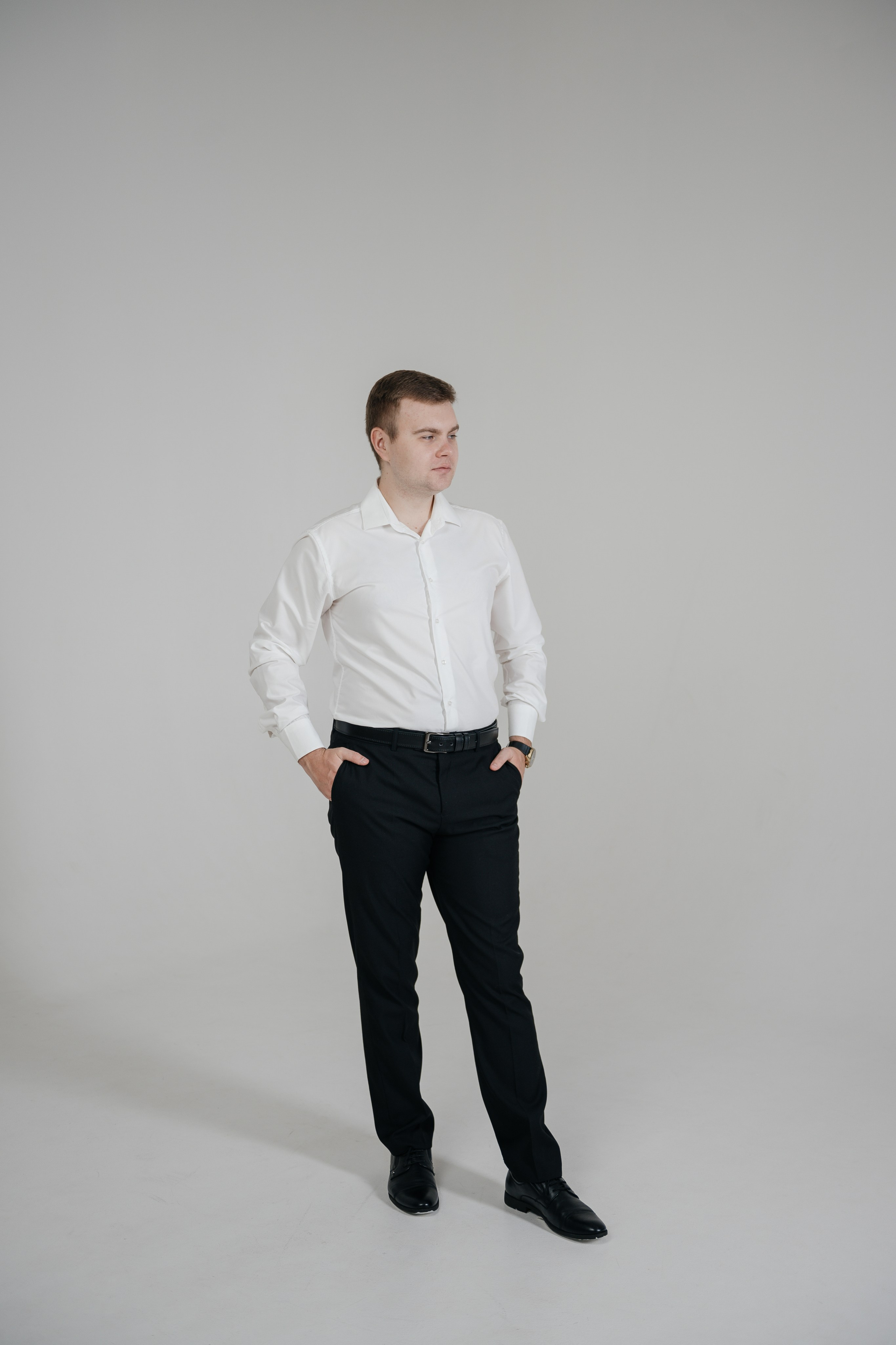 фотосессия беременности в фотостудии на белом фоне циклораме