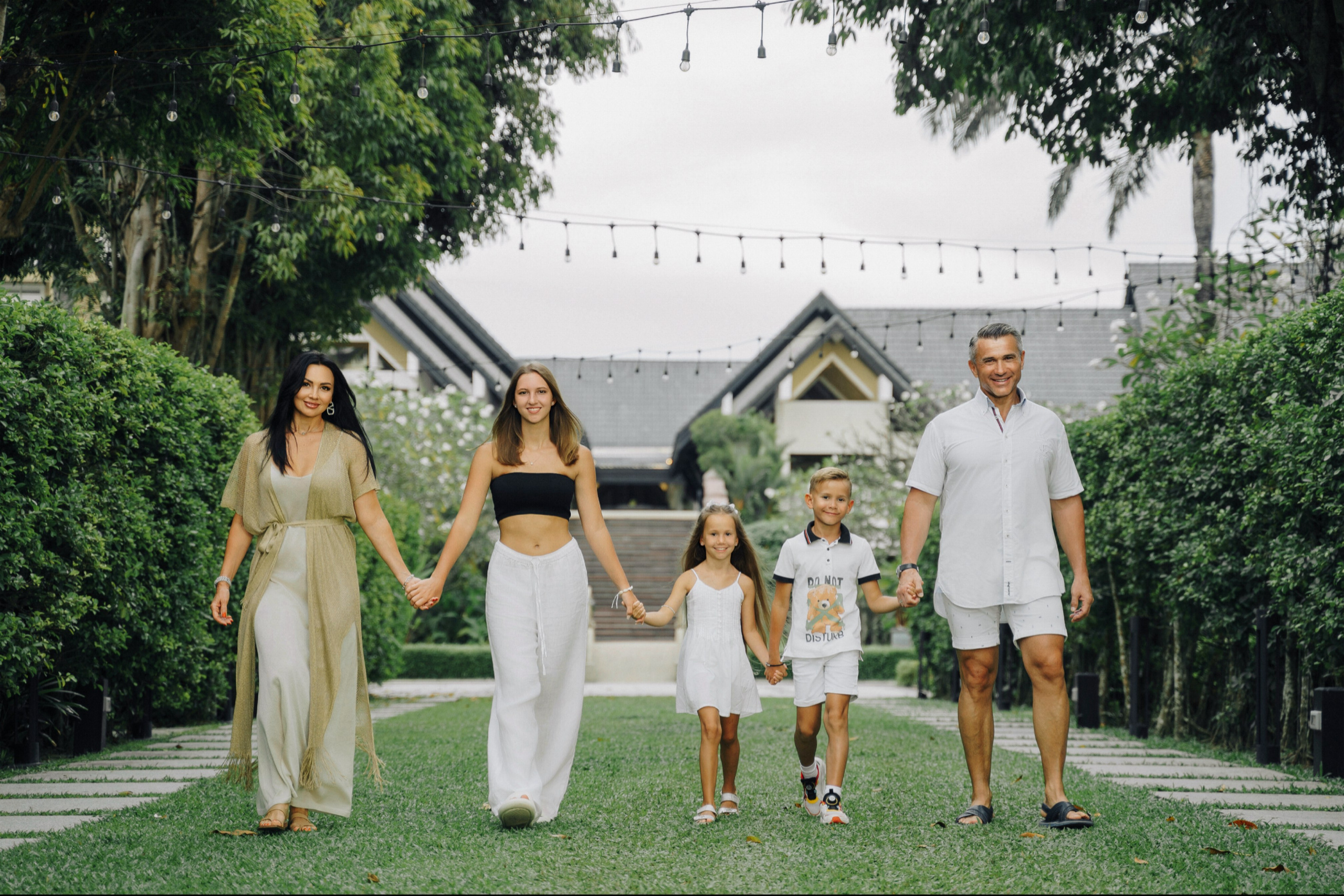 Family photoshoot. Professional Wedding Photography, Portraits, and Studio Photoshoots in Phuket