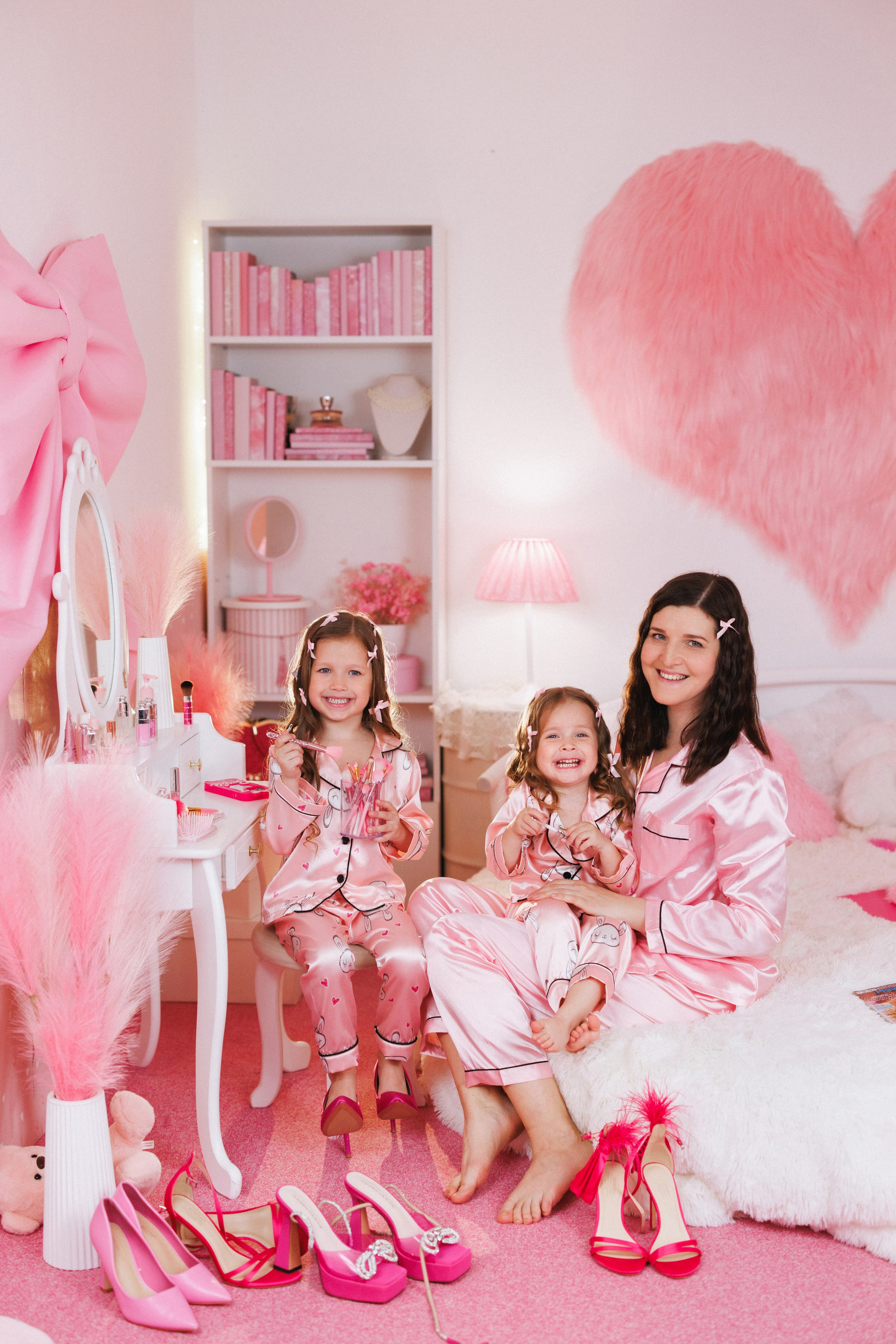 Фотосессия для девочек в интерьере розовой комнаты. Семейный и детский фотограф в Краснодаре Анна Трашкова