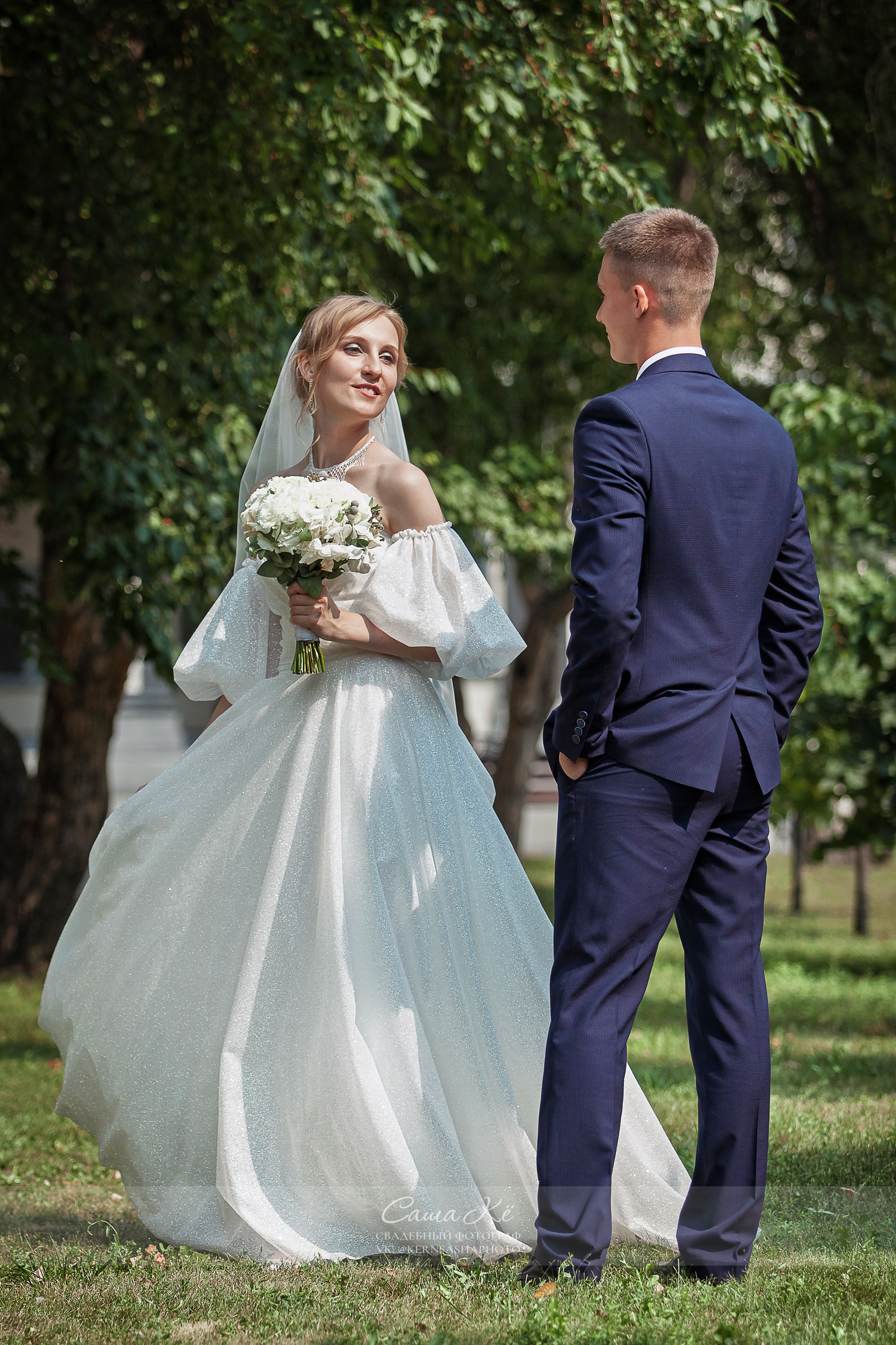 Волшебная фотосессия А&О около Оперного театра. Свадебный, семейный и event фотограф в Новосибирске и Новосибирской области Саша Кё