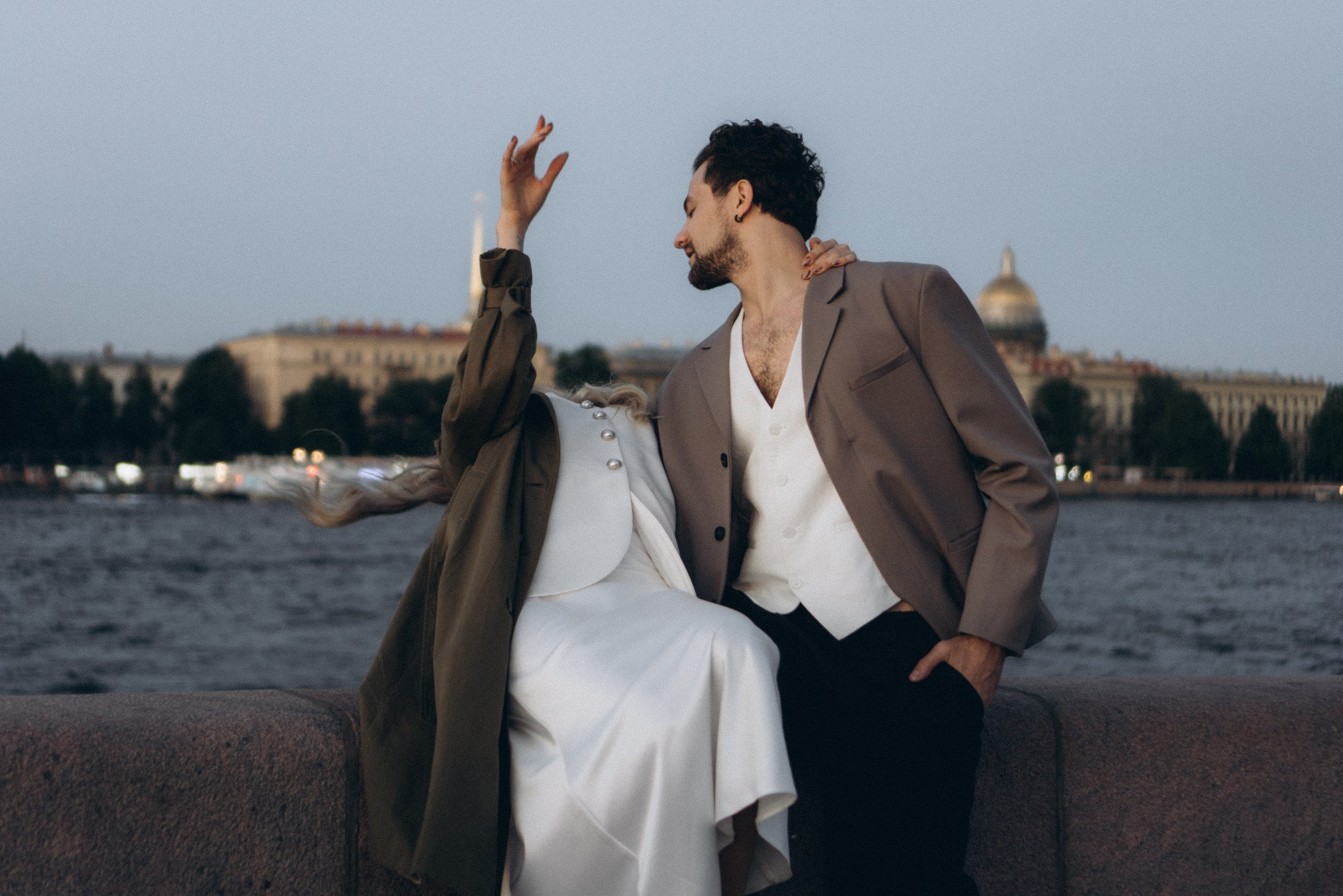 СВАДЕБНАЯ СЬЕМКА ПАРЫ НА РАССВЕТЕ В БЕЛЫЕ НОЧИ И ПРОГУЛКА С РАЗВОДНЫМИ МОСТАМИ И ПИКНИК ВОЗЛЕ ИСАКИЕВСКОГО СОБОРА. Профессиональный фотограф, Санкт-Петербург — Виктория Богомолова