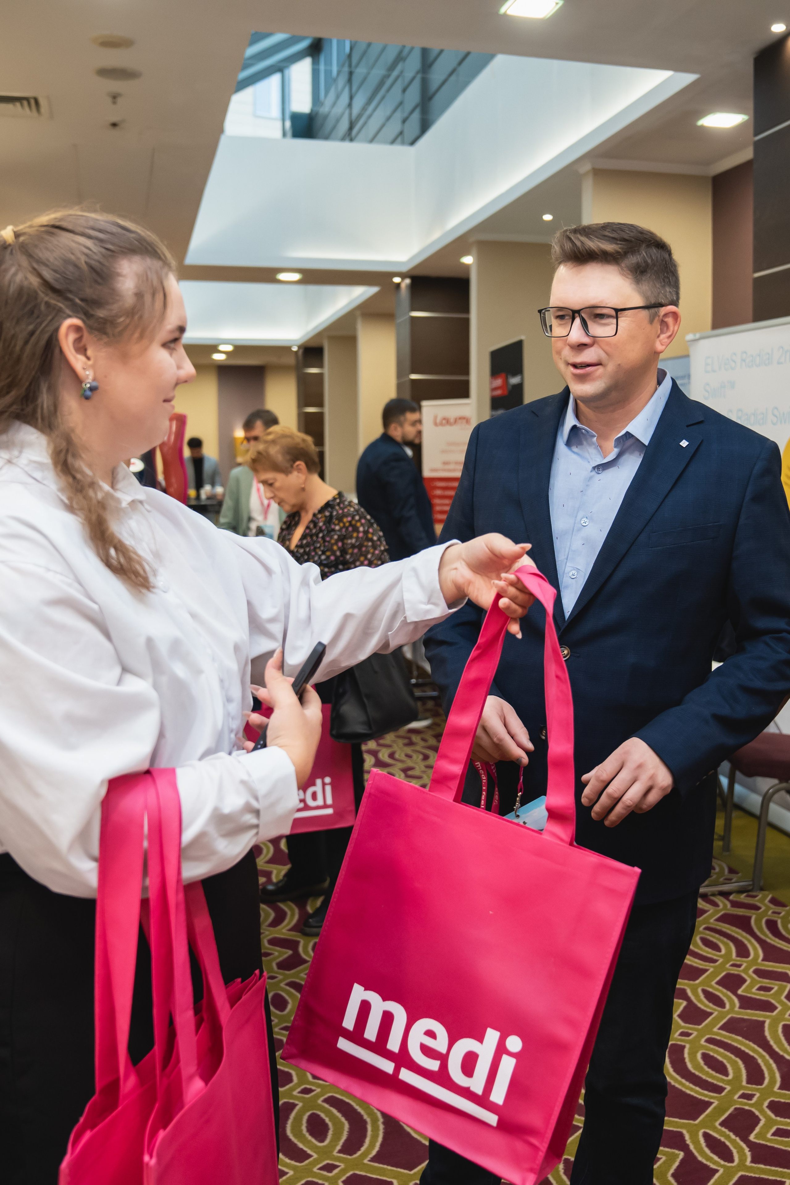 Фотосессия форумов, конференций. Занимаюсь профессиональной фотографией и живу рядом с Байкалом. Работаю в разных жанрах