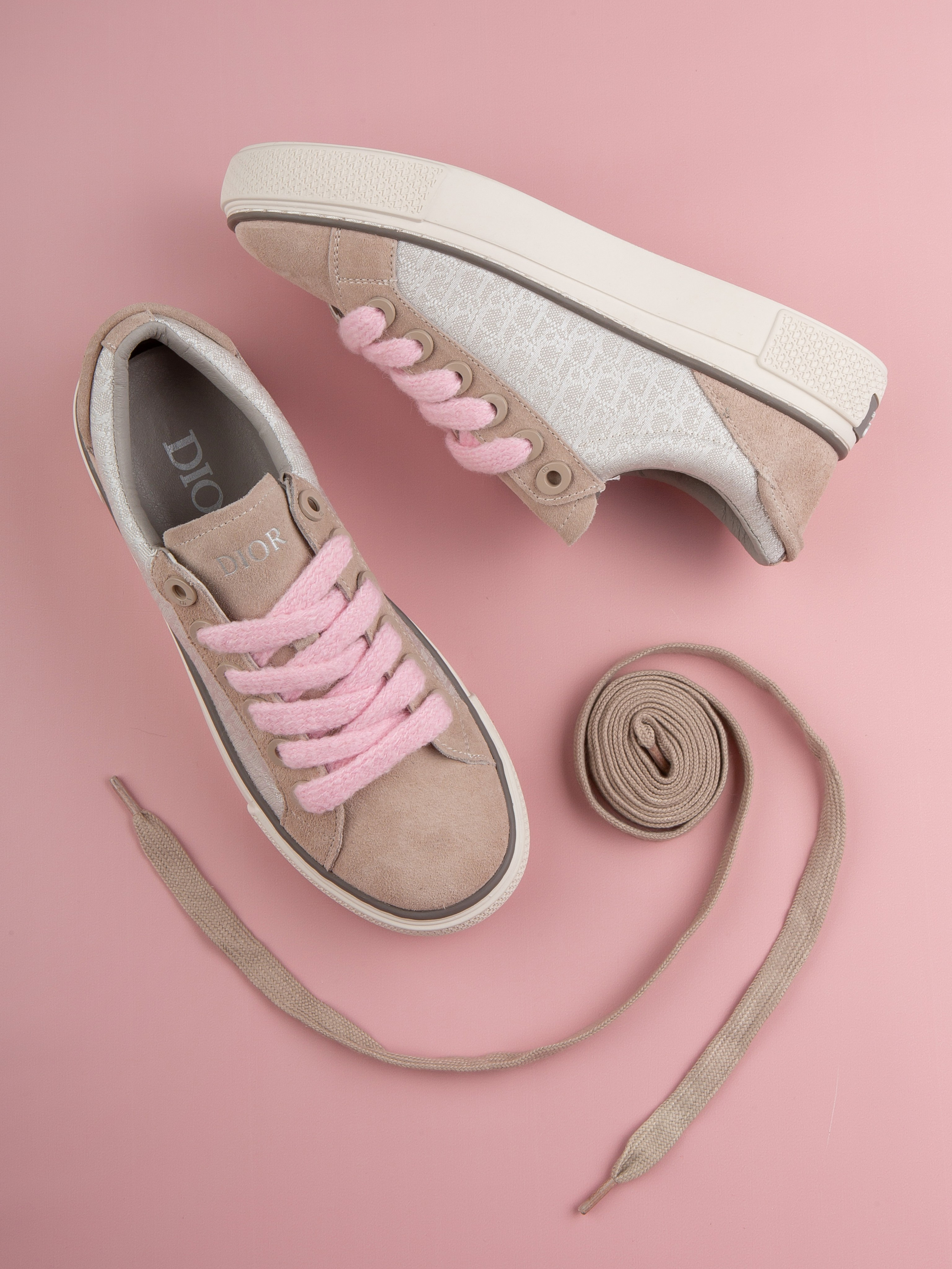 Обувь на цветных фонах. Фотограф Мария Кольцова