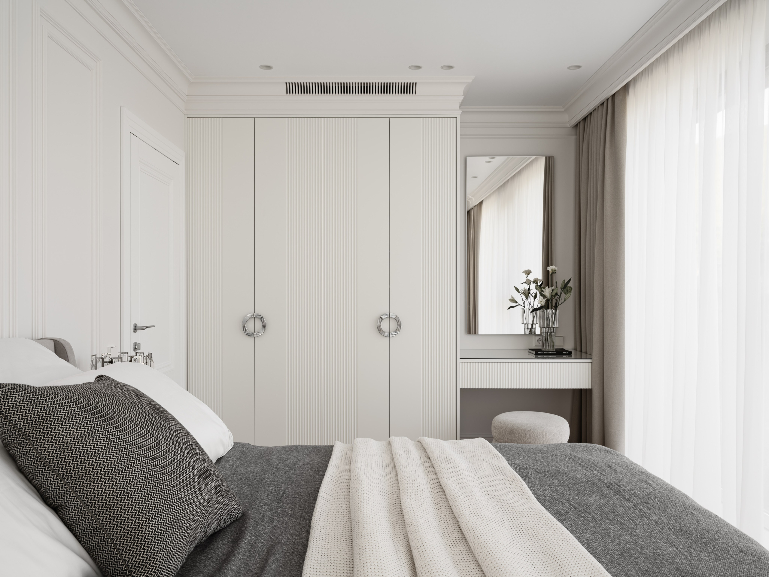 Современная спальня с встроенным гардеробом, светлыми фасадами и текстильными шторами, оформленная дизайнером Алёной Боярской. Стилист Наталья Якушева продумала акценты в декоре, а фотограф Сергей Денисенко передал спокойствие и изысканность атмосферы.