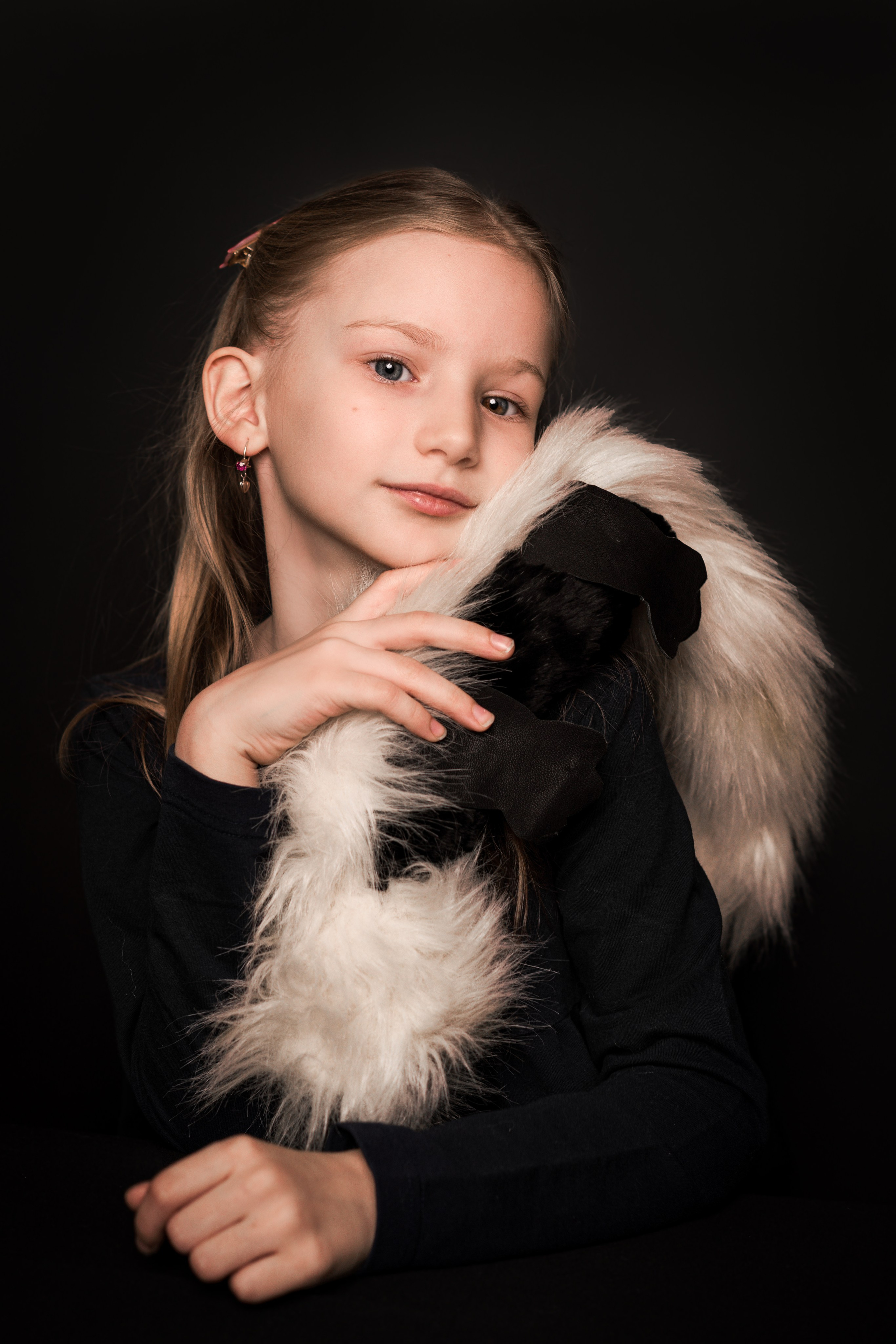 Детский сад, портреты на чёрном фоне. Фотограф Шунова Саша