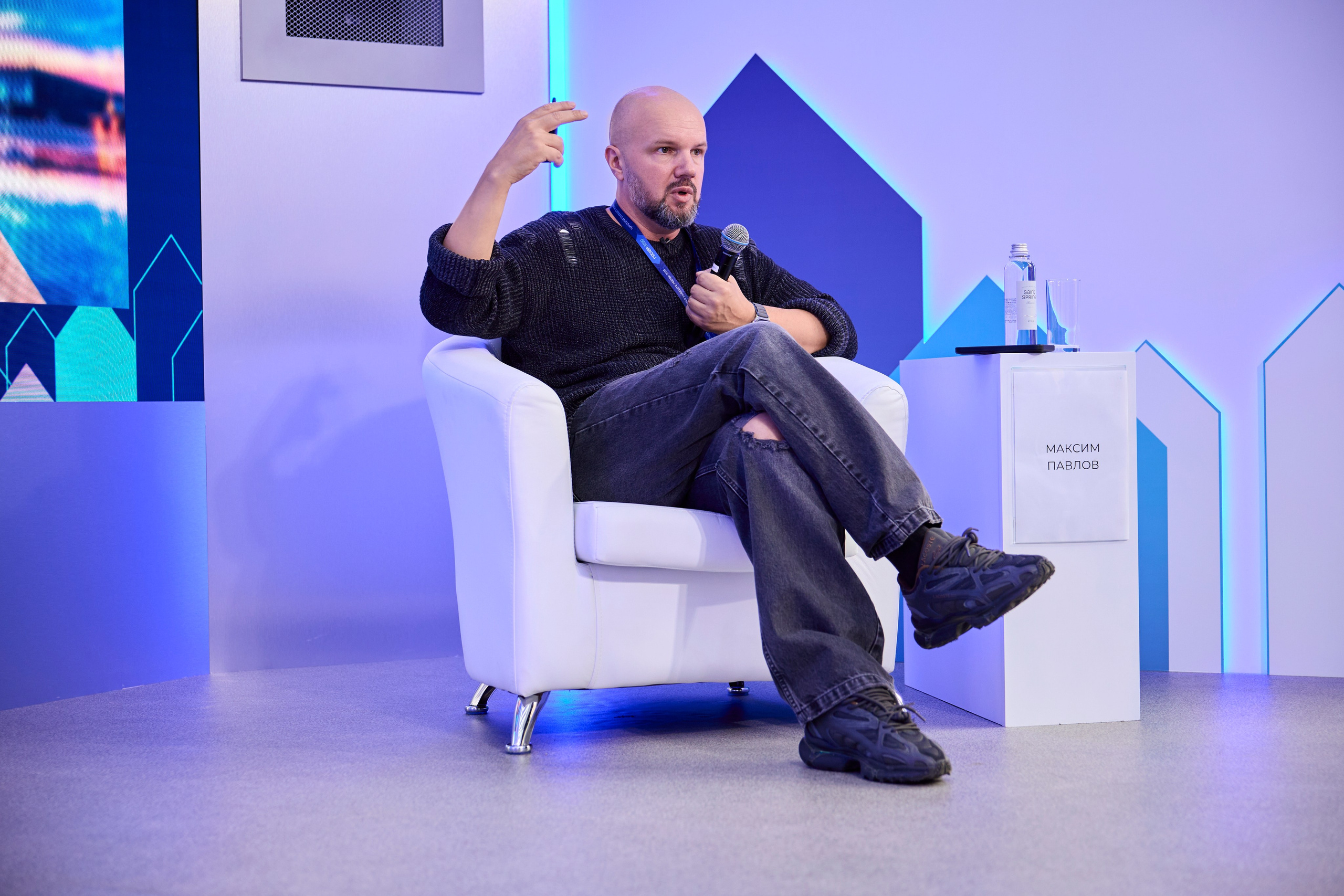 Фотография спикера на выставке в Москве.