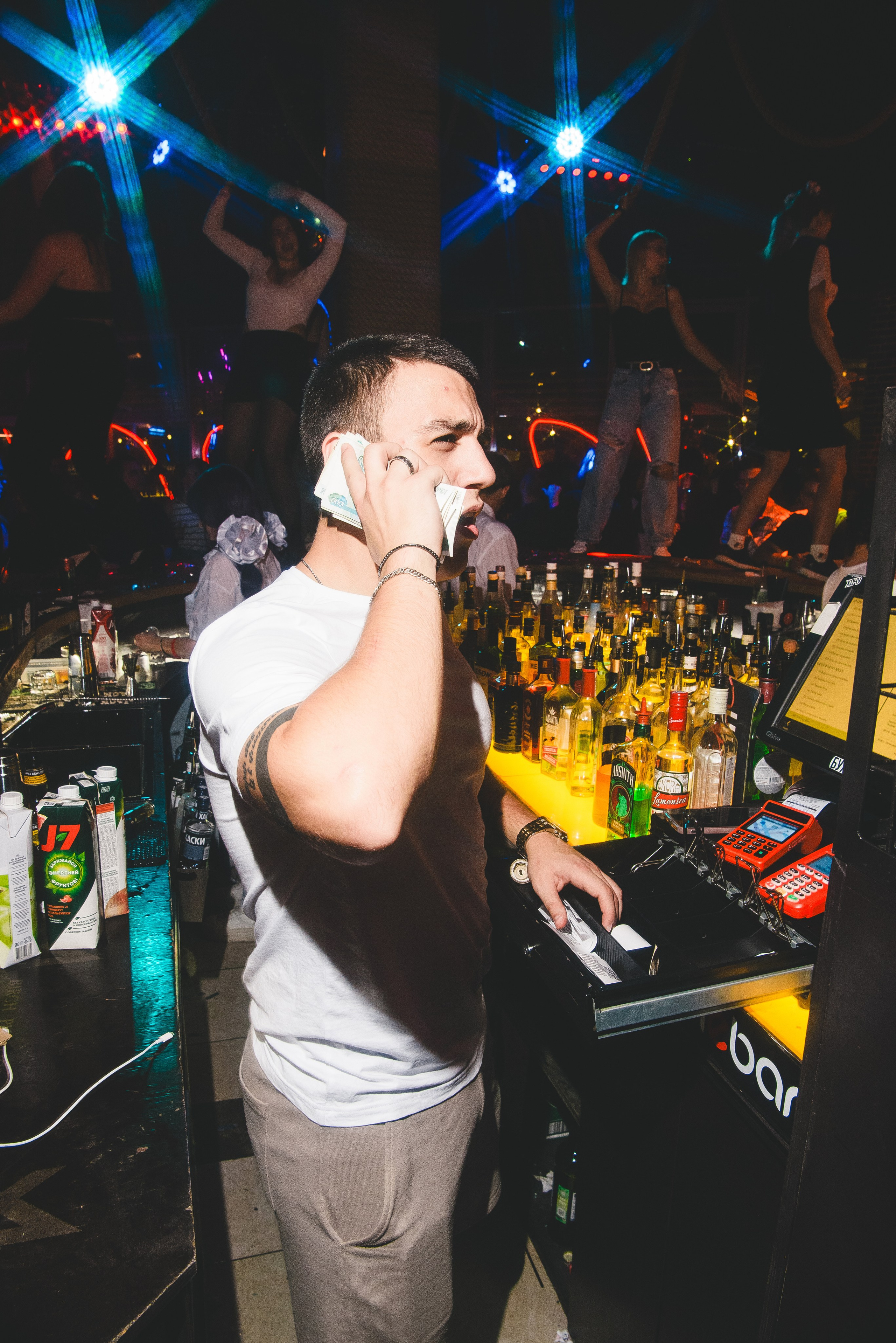 Фотоотчёты о вечеринках для НеБар Волгоград. Или стиль «пьяный фотограф». Фотограф в Волгограде и Волжском Александр Горбань