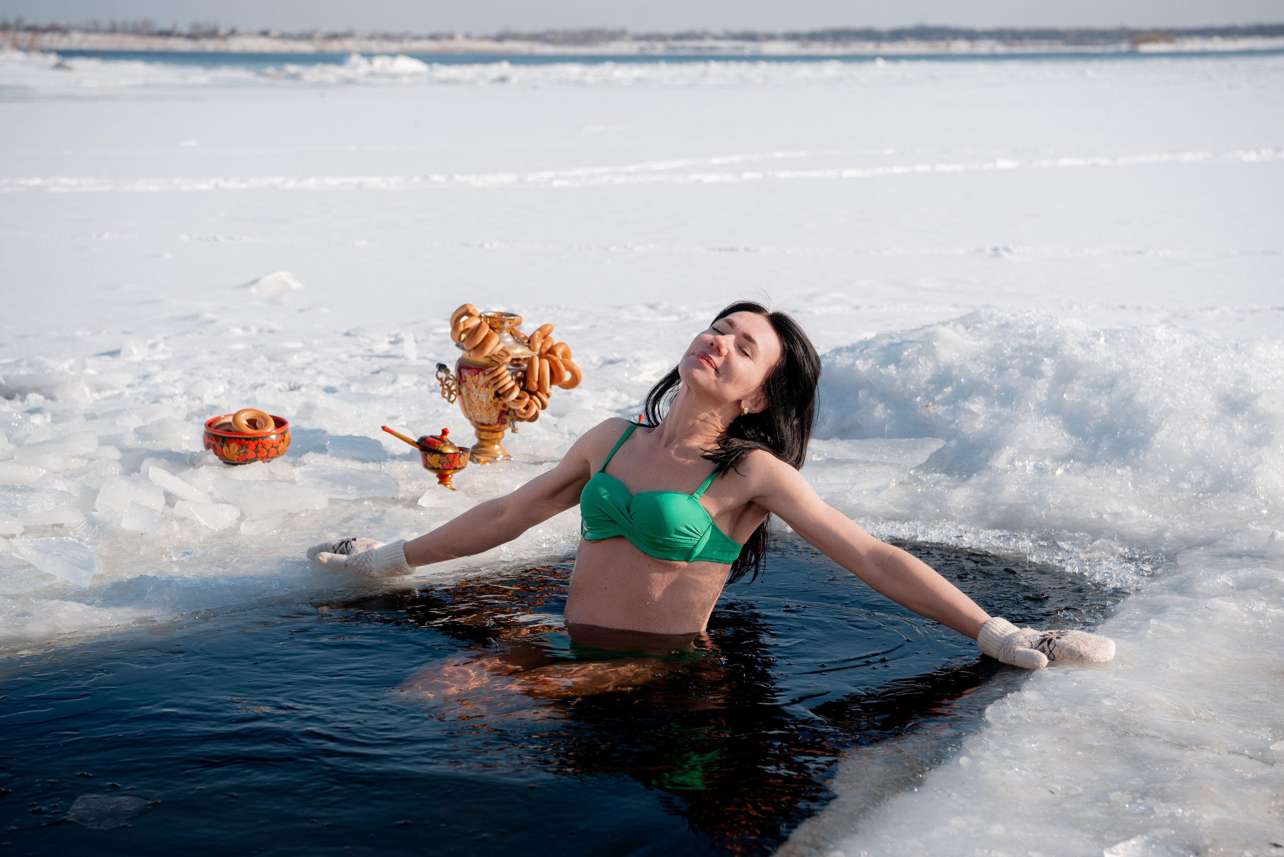 Моржи на Волге. Девушки в купальниках на снегу. Волгоград. Фотограф в Волгограде и Волжском Александр Горбань