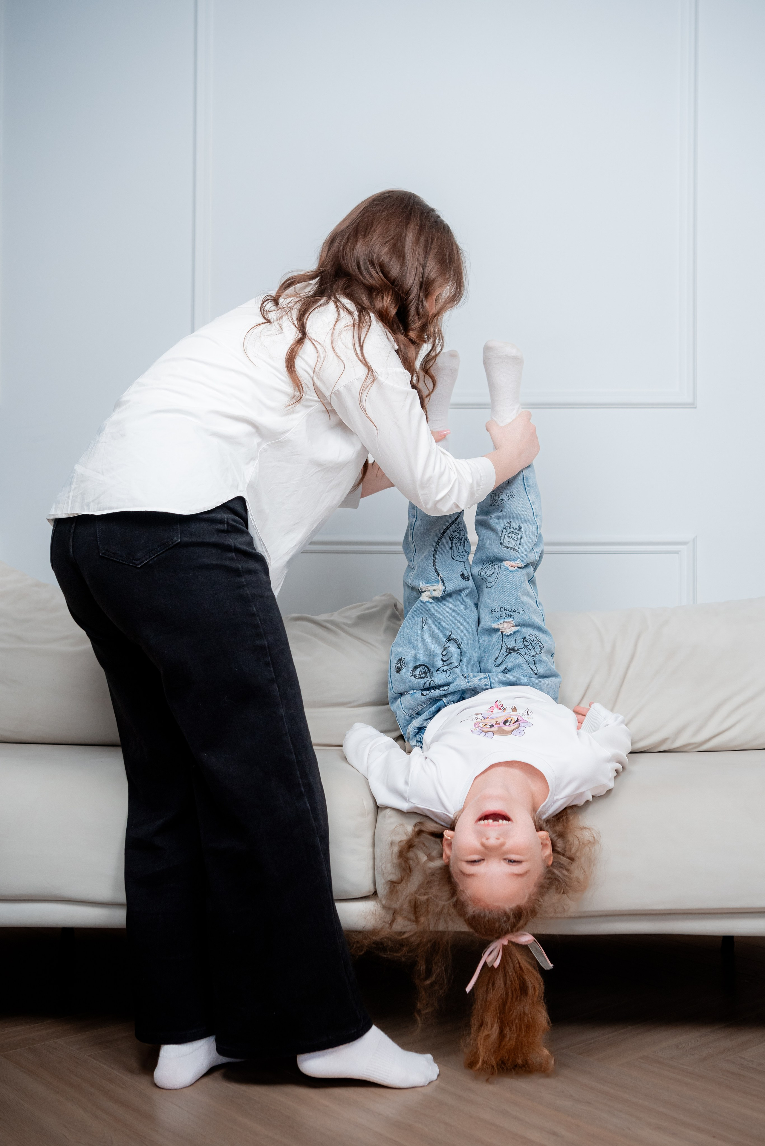 Сестра помогает младшей сестре позировать Фотостудии