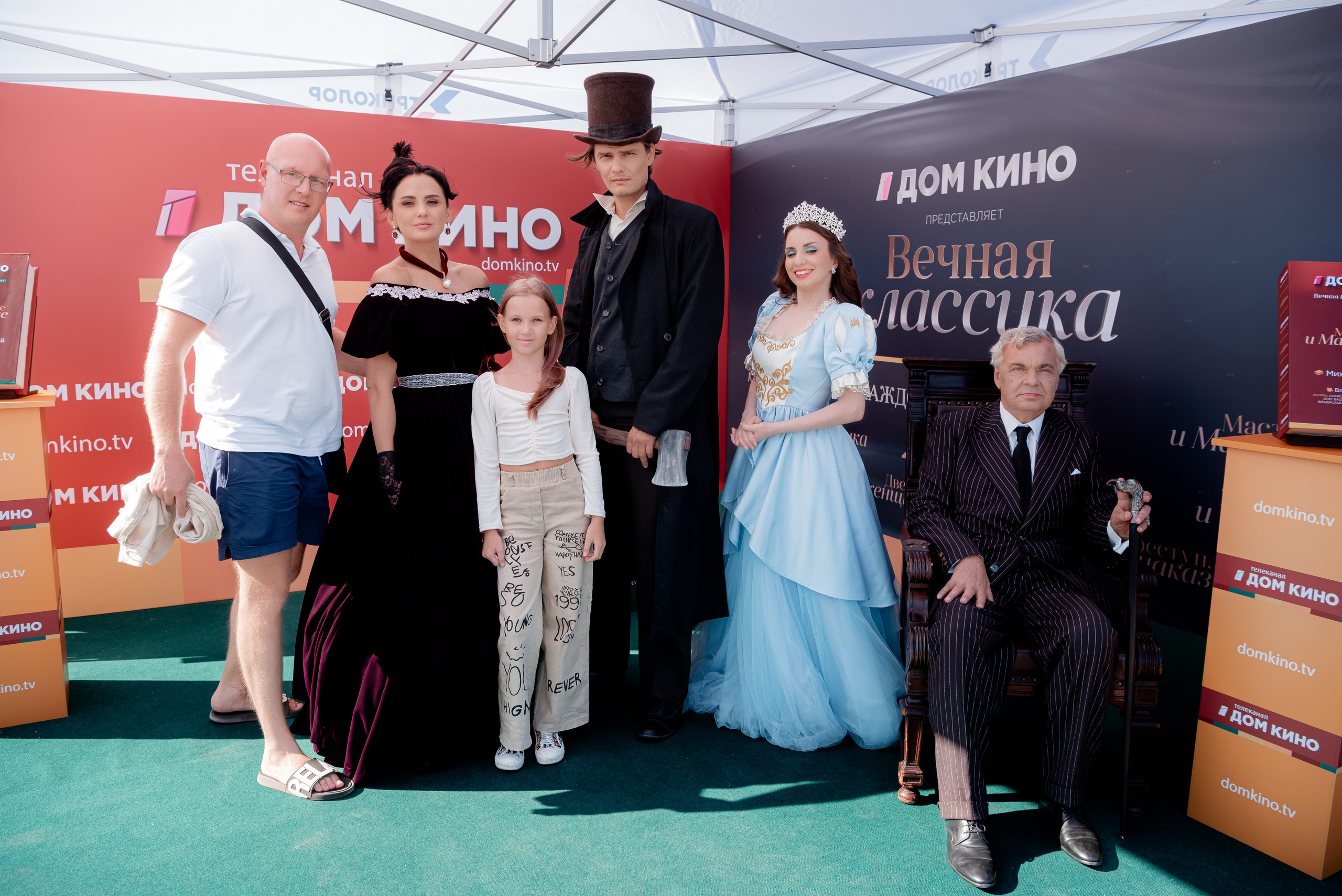 Портретные фото с артистами в палатке Триколор Дом Кинов на день города Волгоград. Фотограф в Волгограде и Волжском Александр Горбань