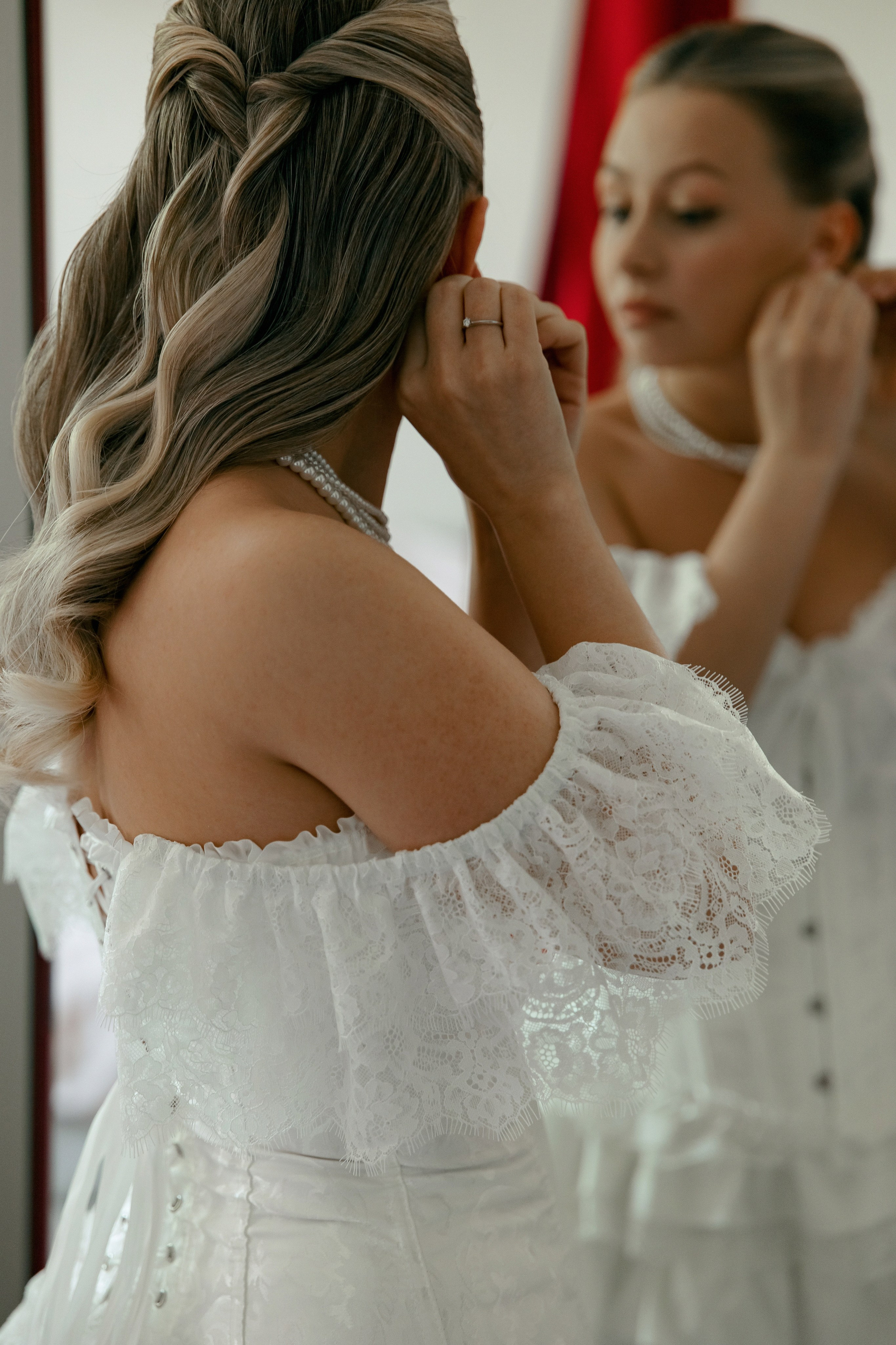 Портрет невесты у зеркала